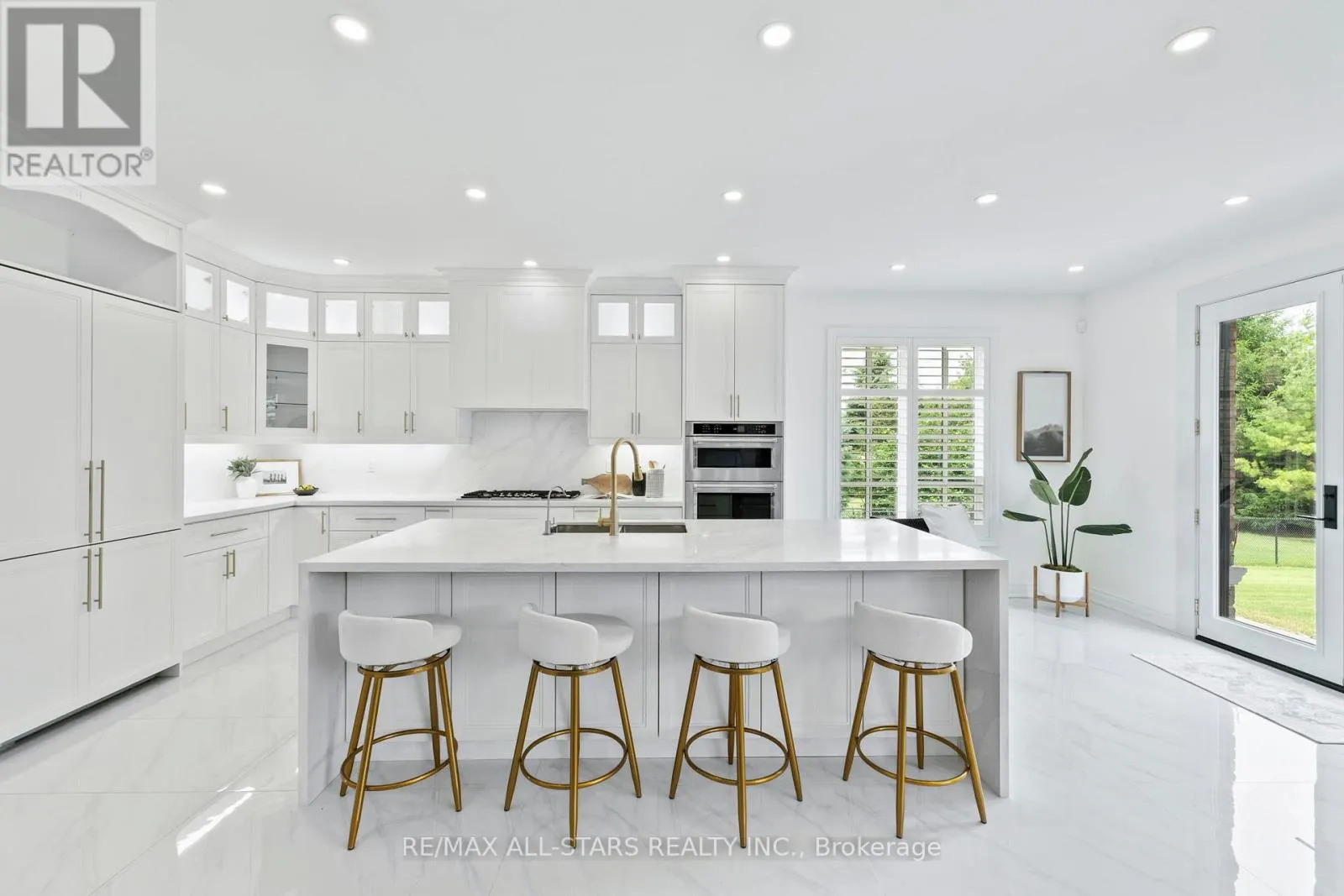 21 COUNTRY CLUB CRESCENT