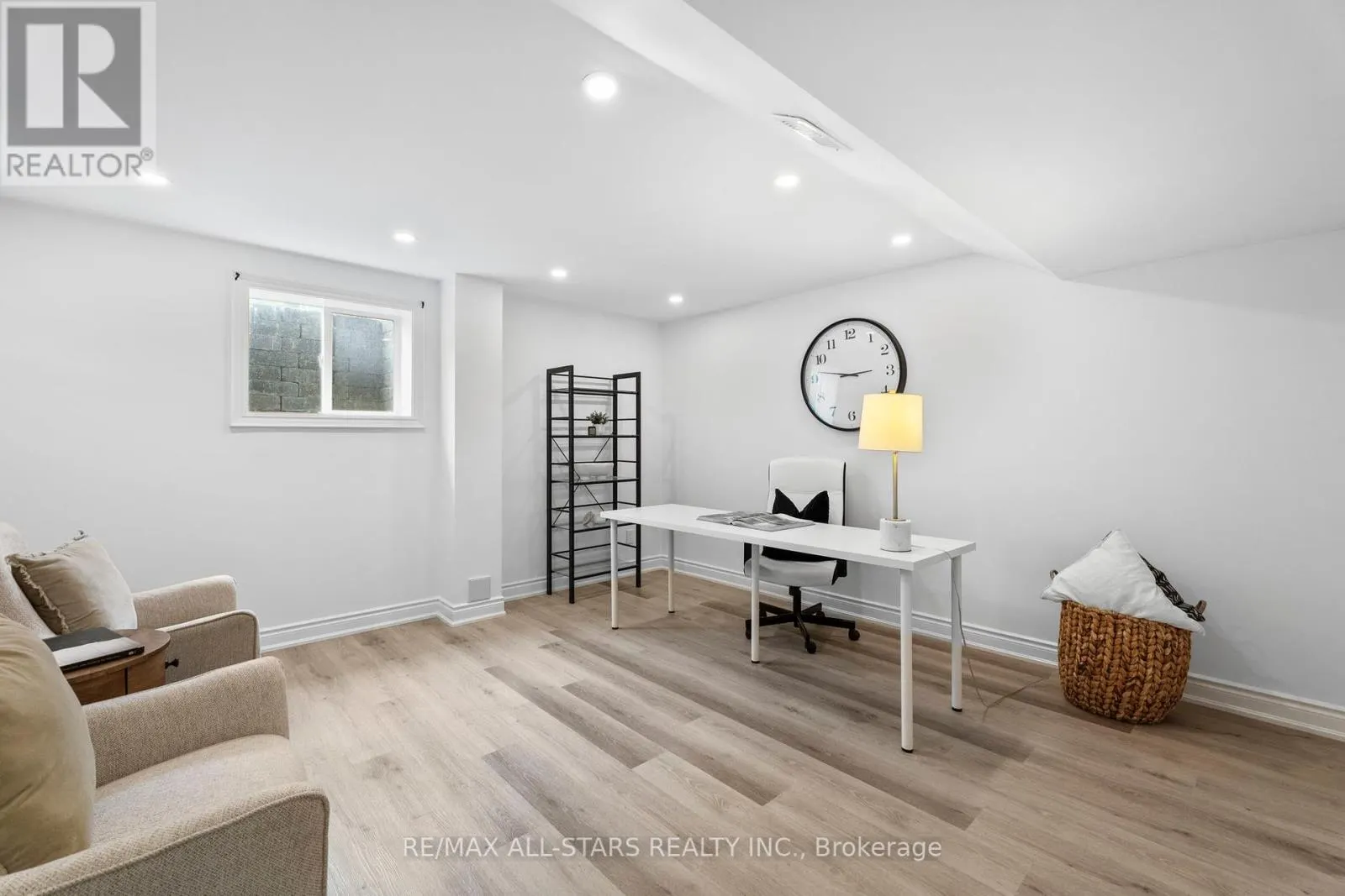 21 COUNTRY CLUB CRESCENT