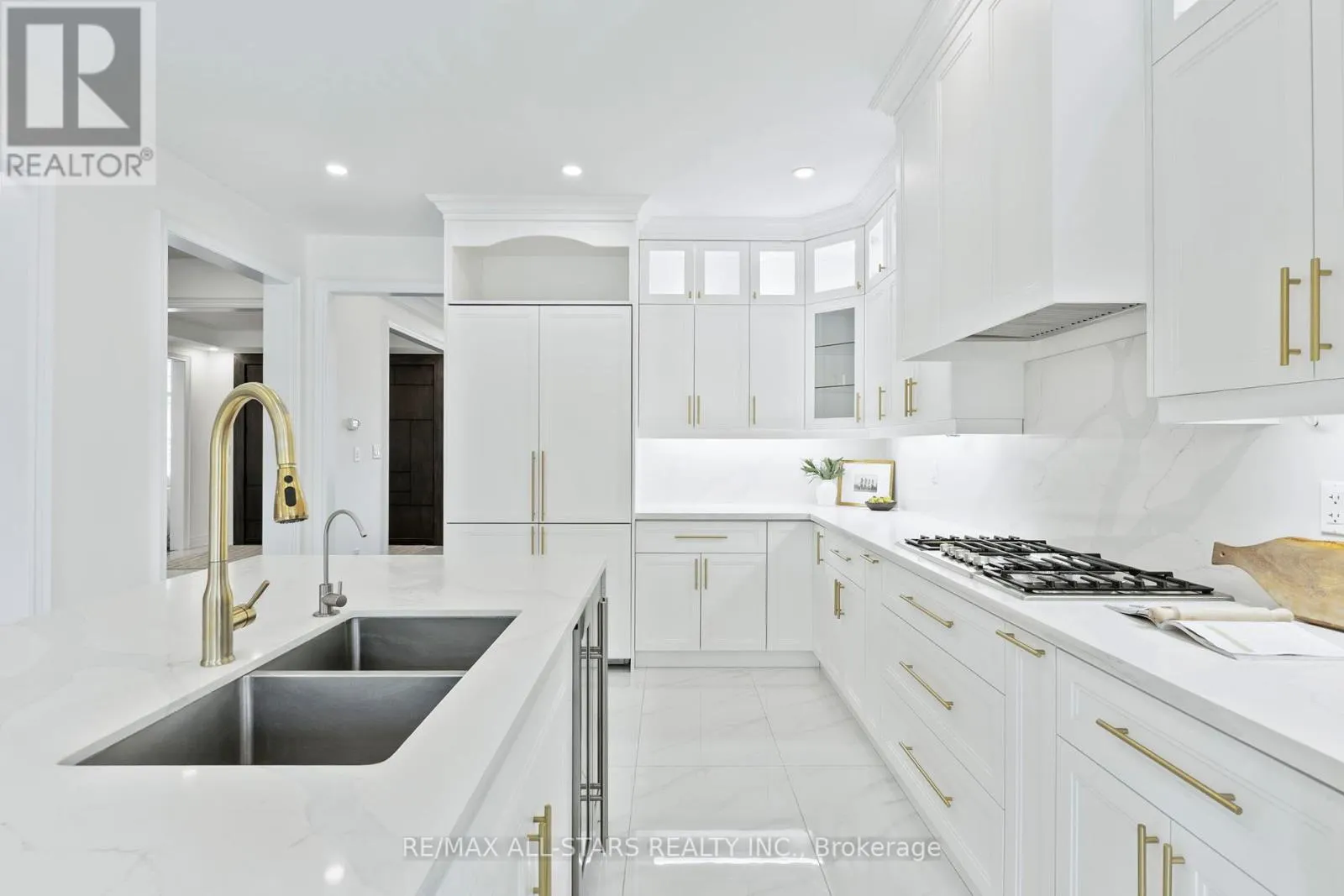 21 COUNTRY CLUB CRESCENT