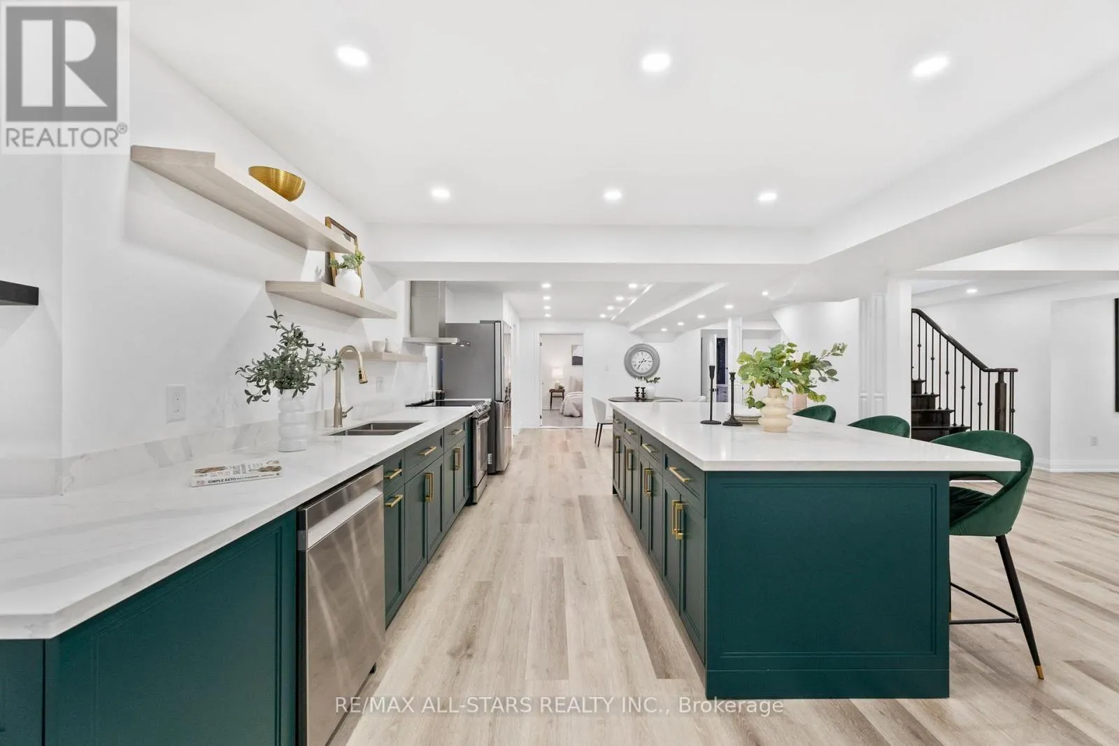 21 COUNTRY CLUB CRESCENT