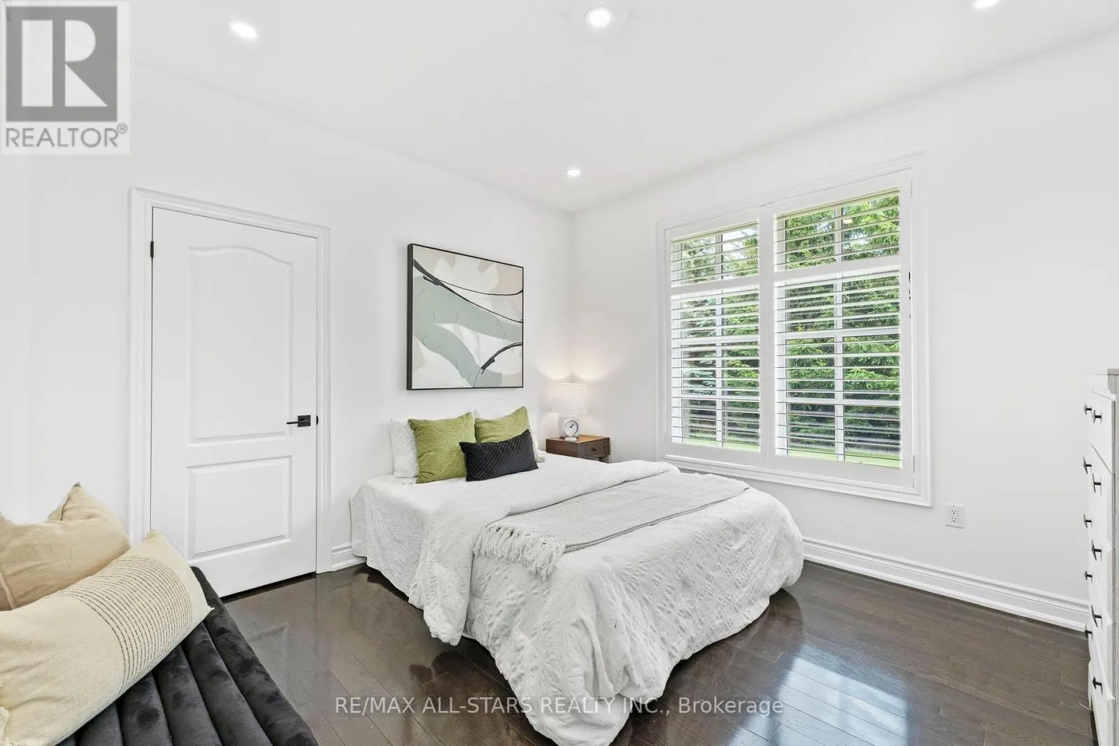 21 COUNTRY CLUB CRESCENT