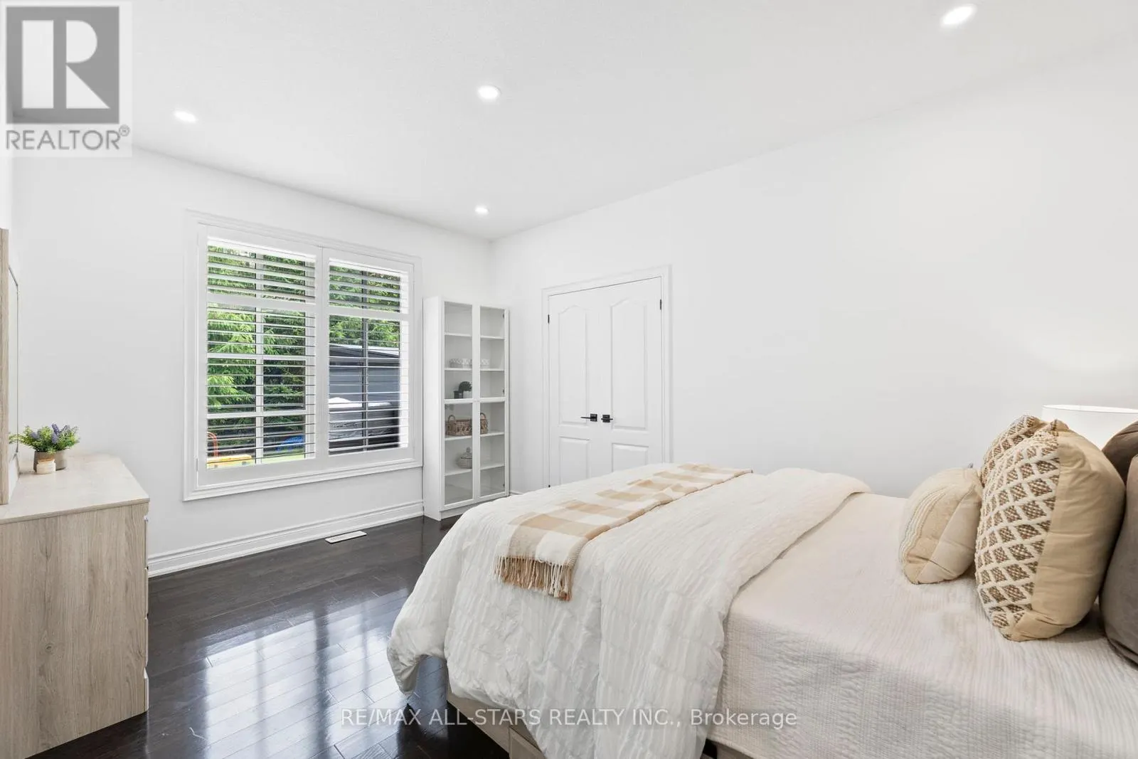 21 COUNTRY CLUB CRESCENT