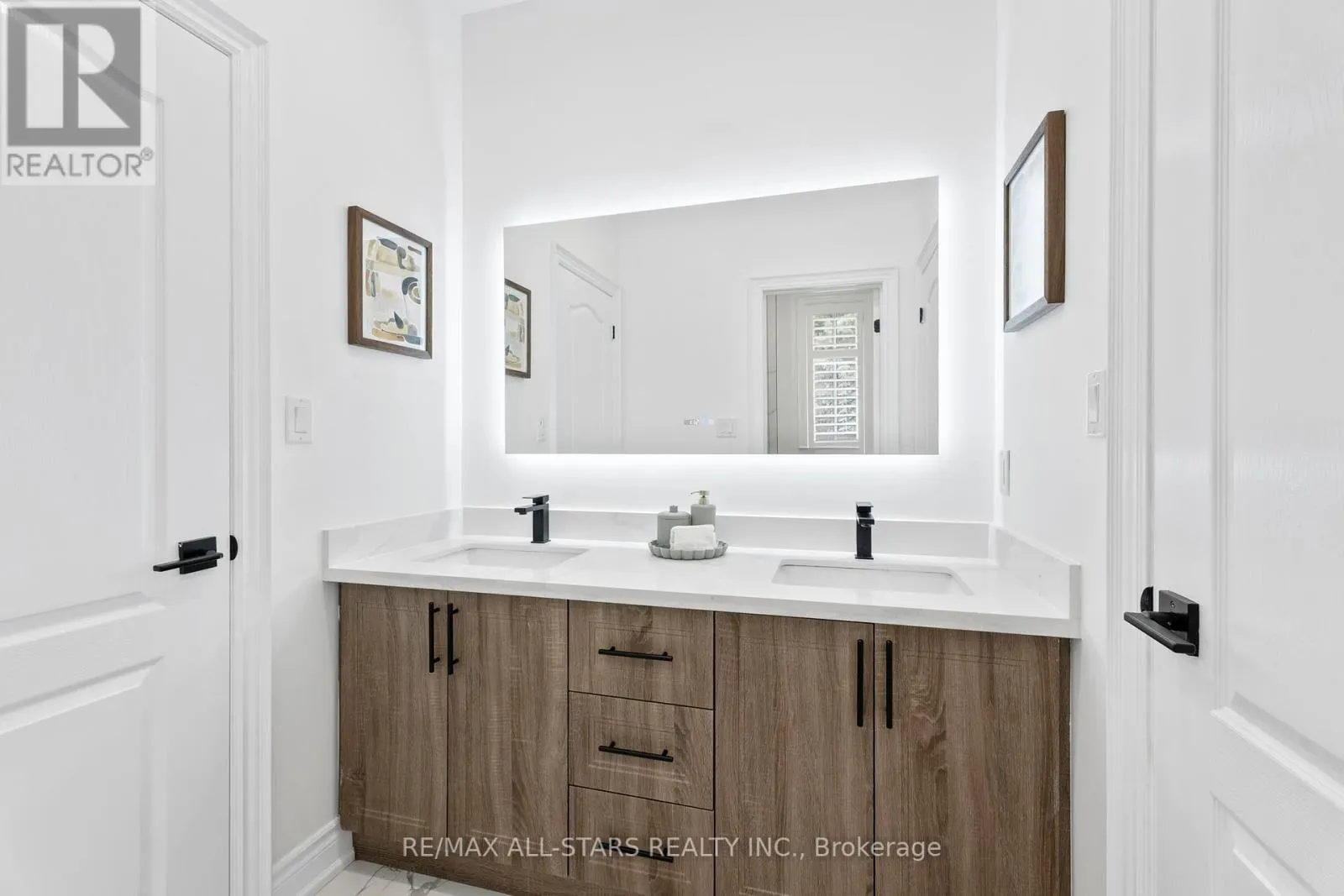 21 COUNTRY CLUB CRESCENT