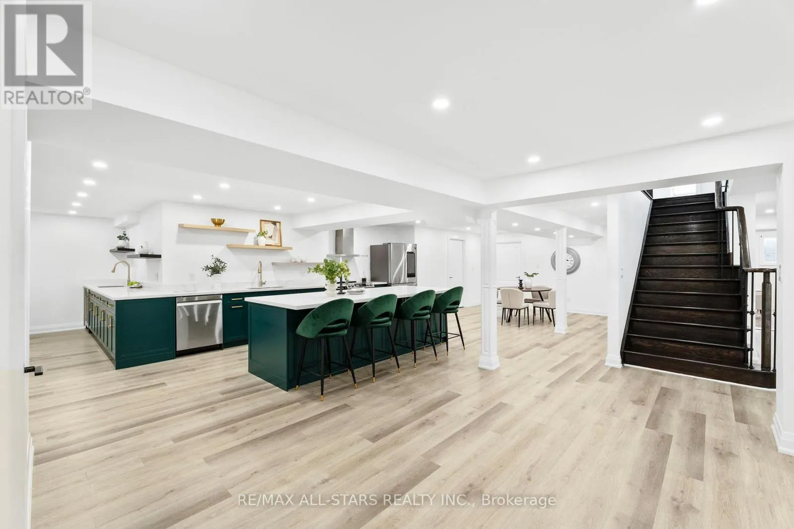 21 COUNTRY CLUB CRESCENT