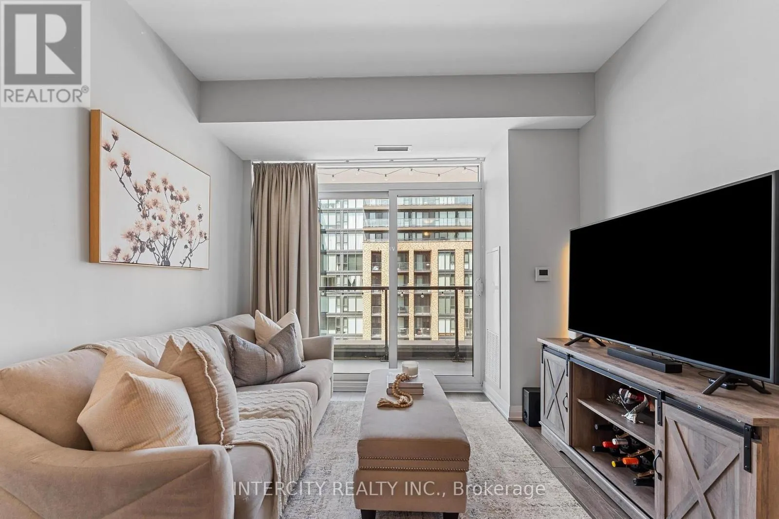 627 - 99 EAGLE ROCK WAY