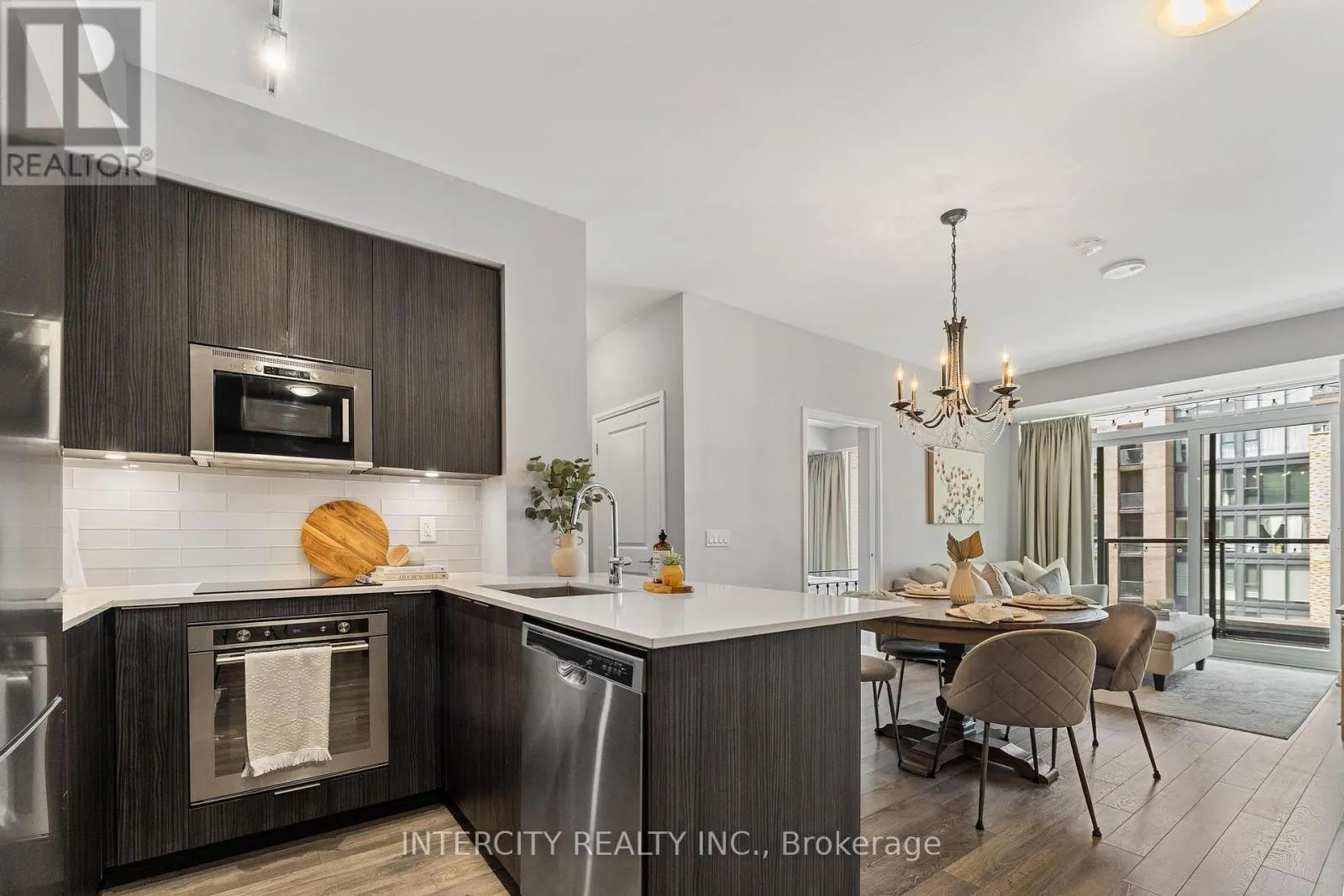 627 - 99 EAGLE ROCK WAY