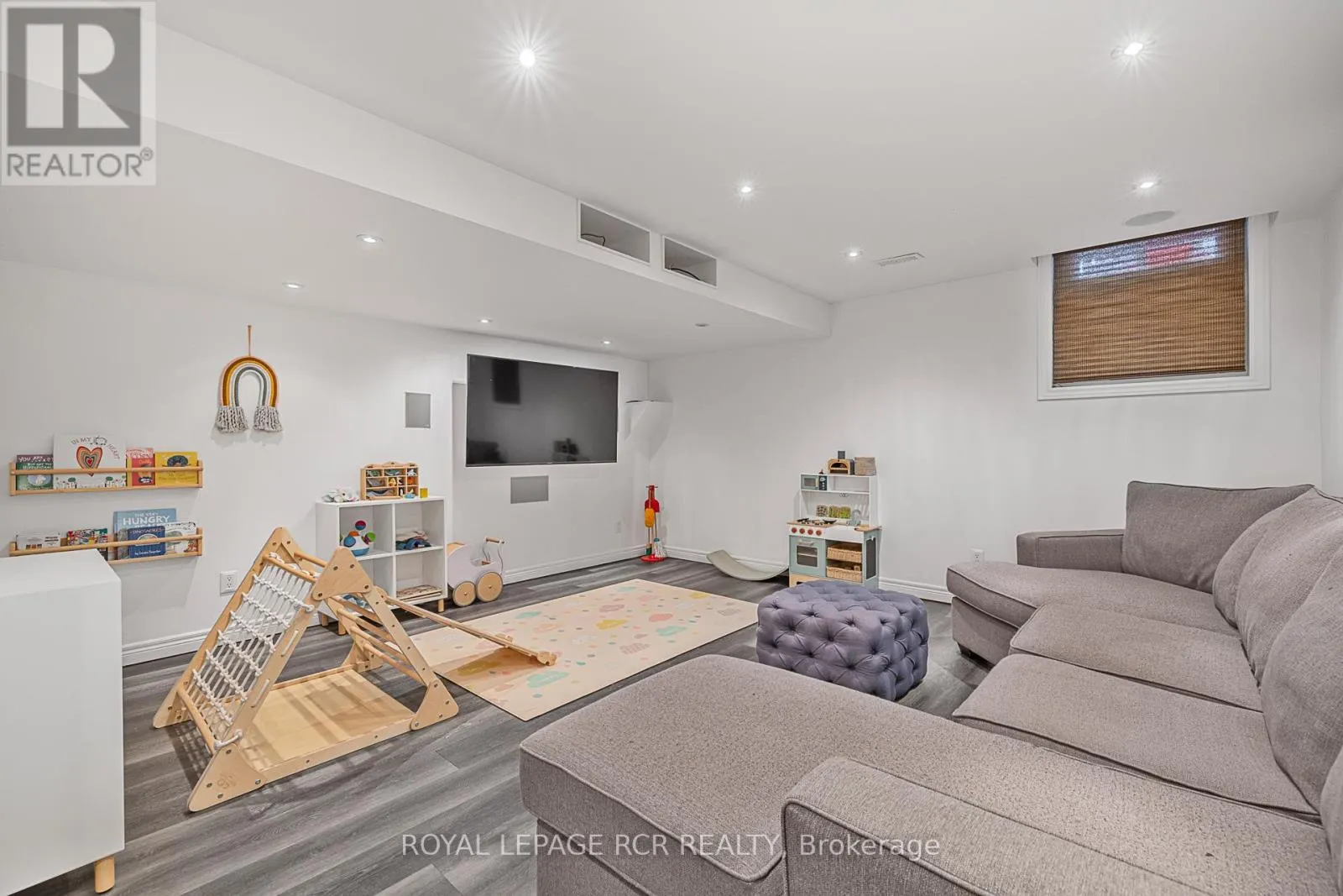 4 CASETON CRESCENT