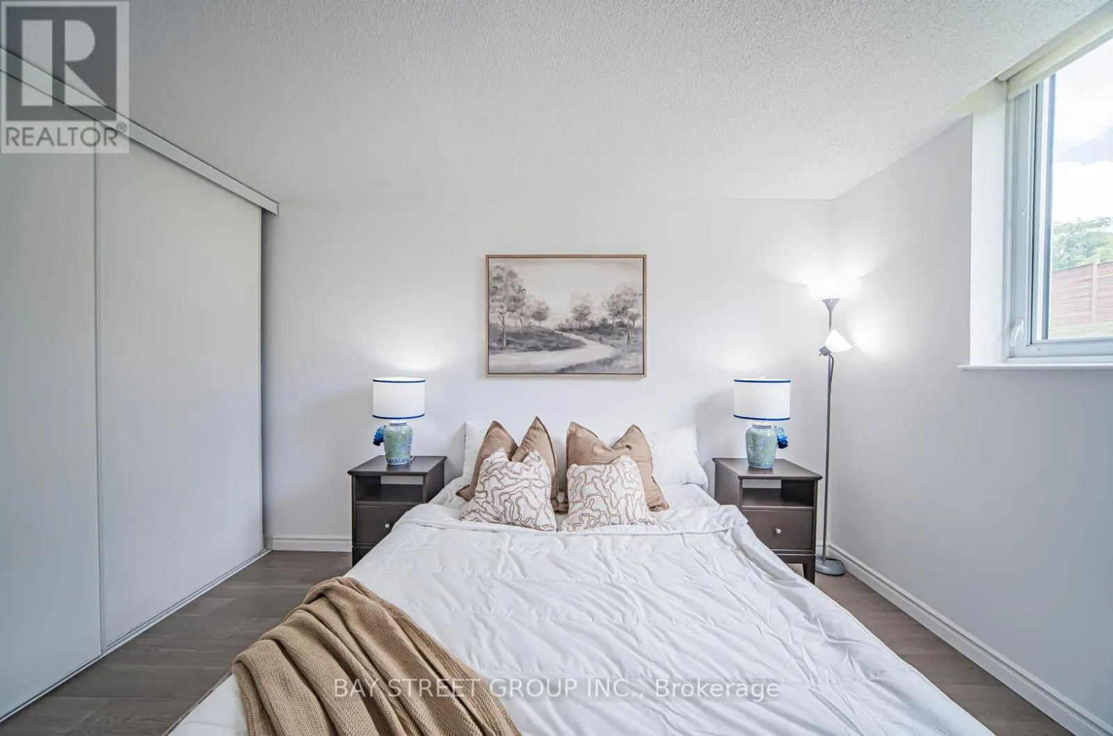 102 - 326 MAJOR MACKENZIE DRIVE E
