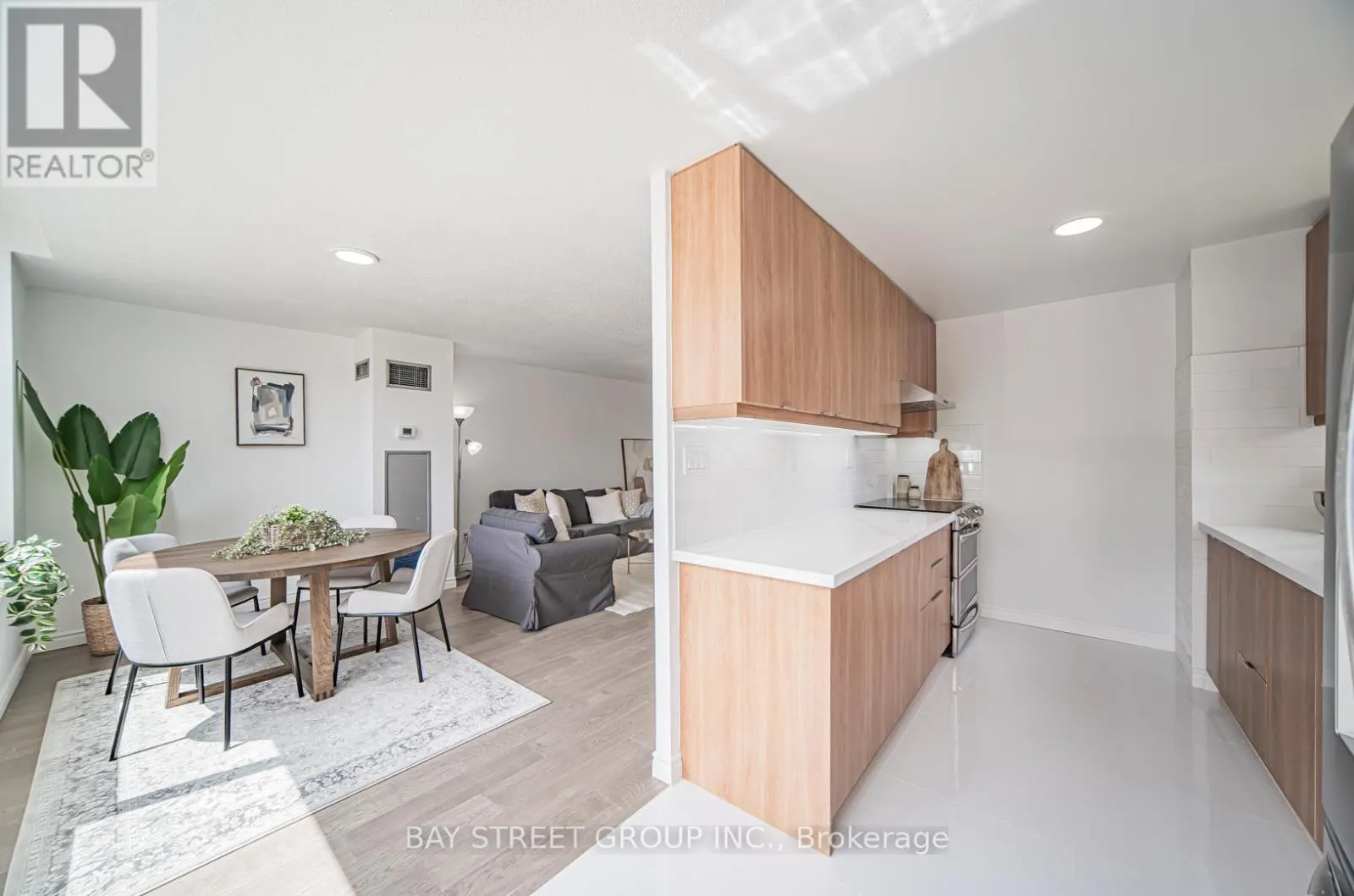 102 - 326 MAJOR MACKENZIE DRIVE E