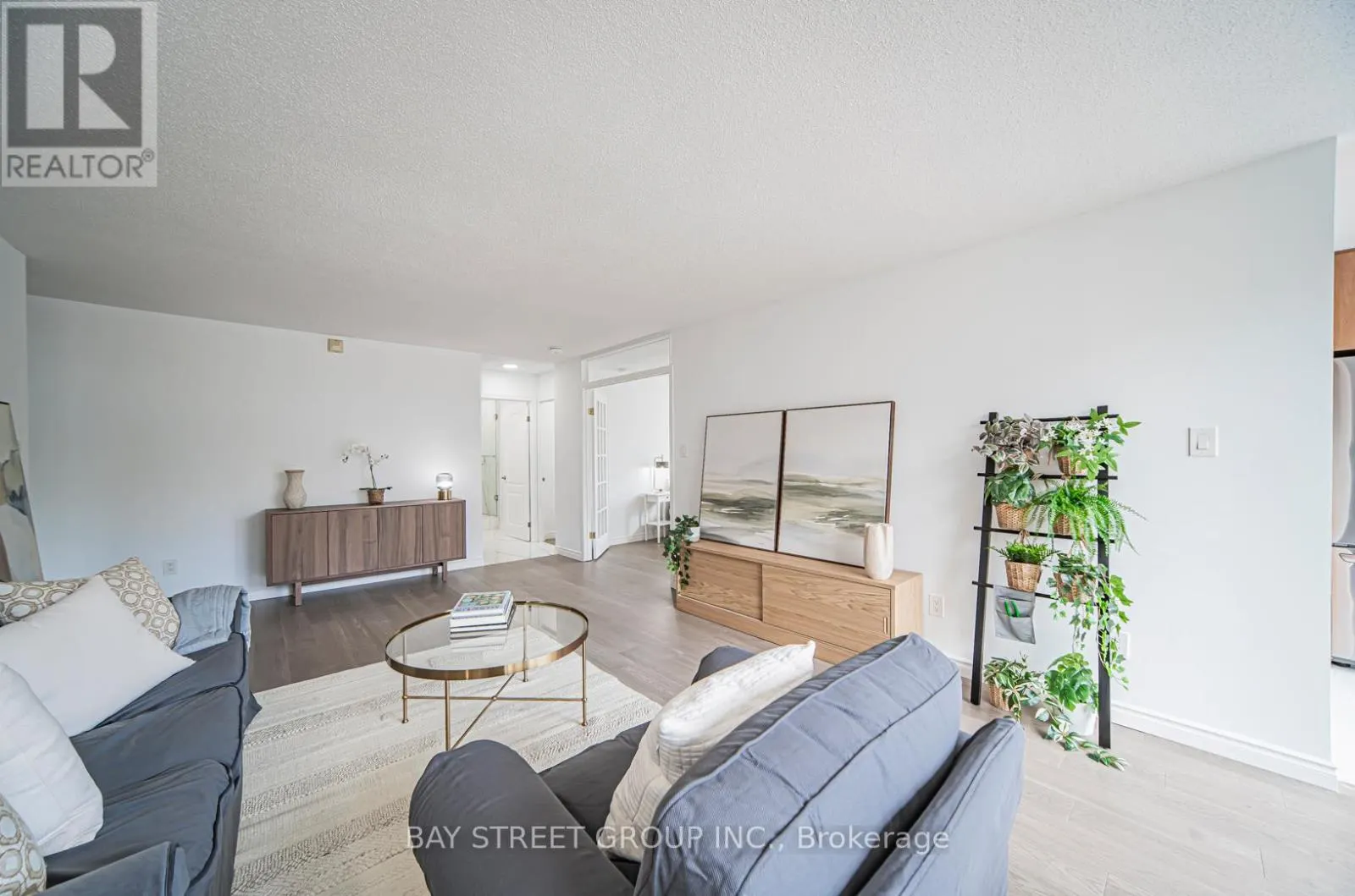 102 - 326 MAJOR MACKENZIE DRIVE E