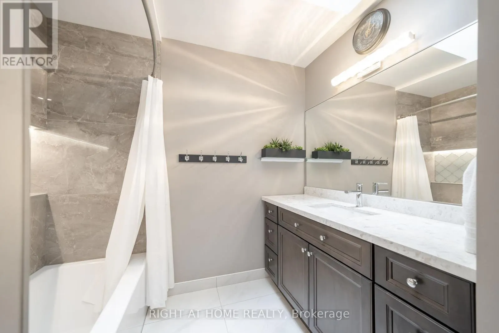 5 - 359 RIDDELL COURT