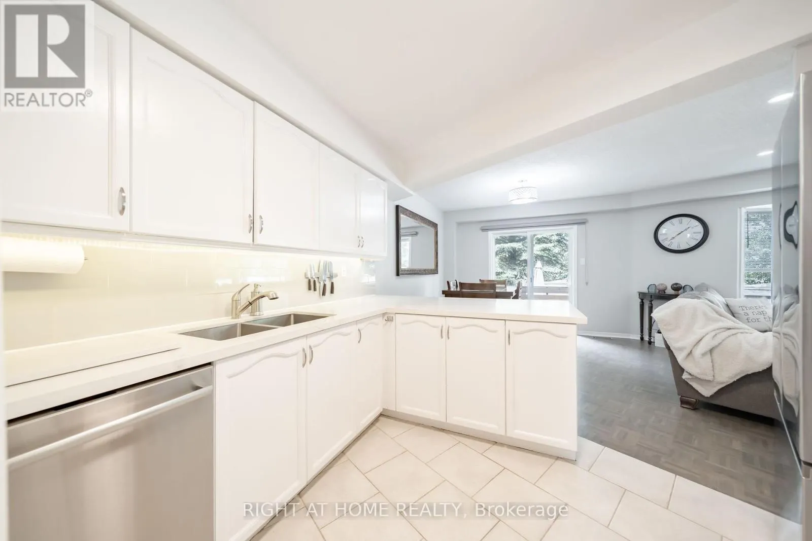 5 - 359 RIDDELL COURT