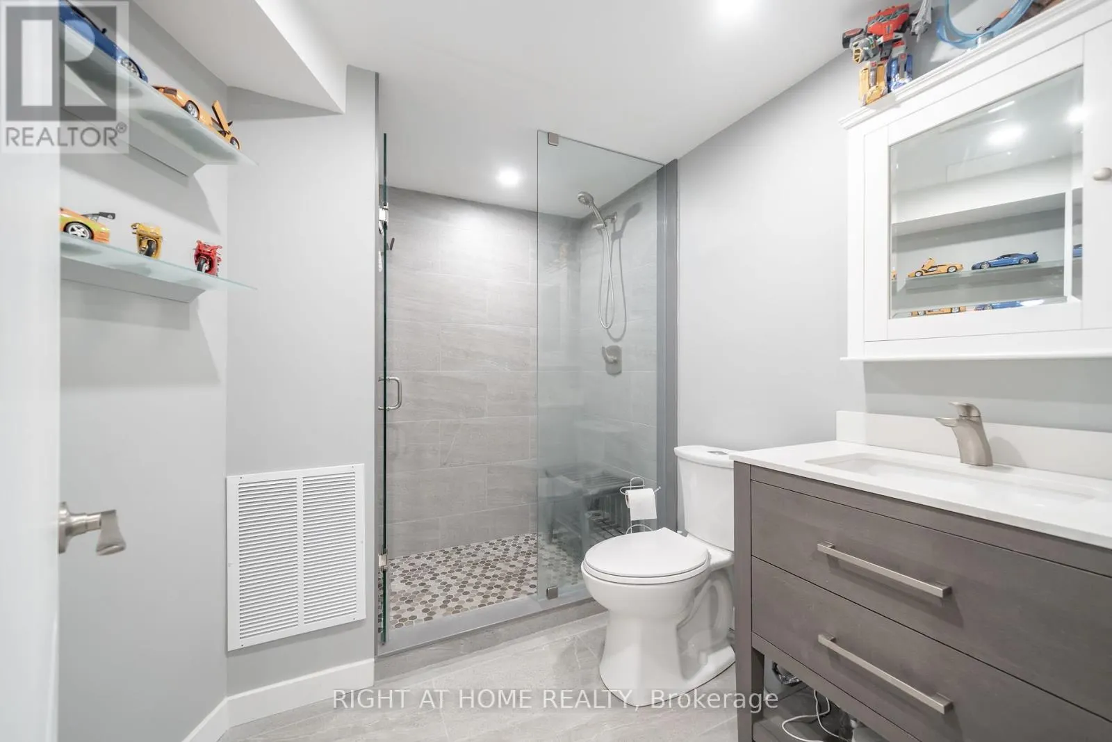 5 - 359 RIDDELL COURT