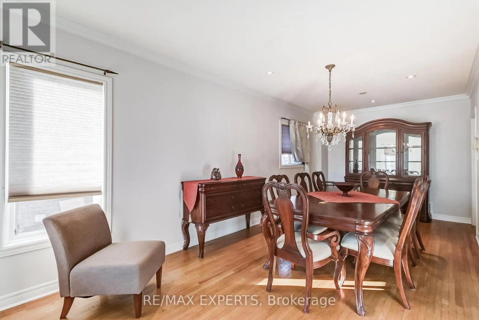 8 PINE HOLLOW CRESCENT