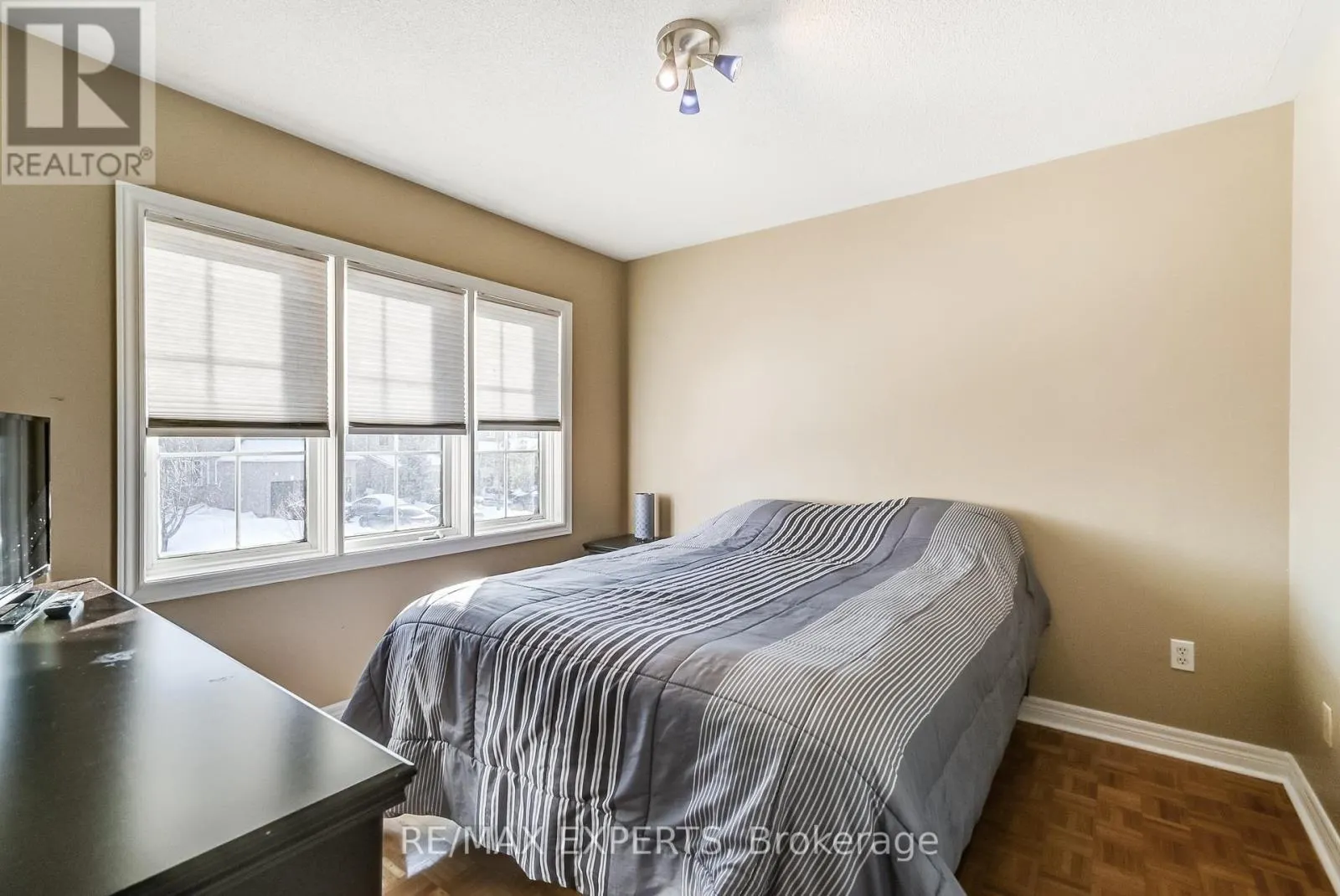 8 PINE HOLLOW CRESCENT