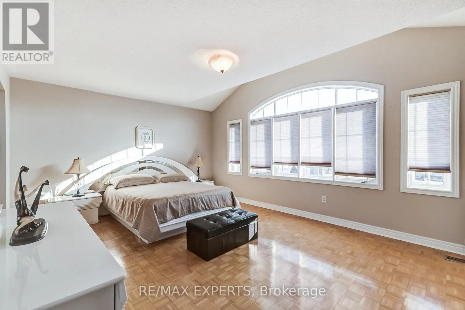 8 PINE HOLLOW CRESCENT
