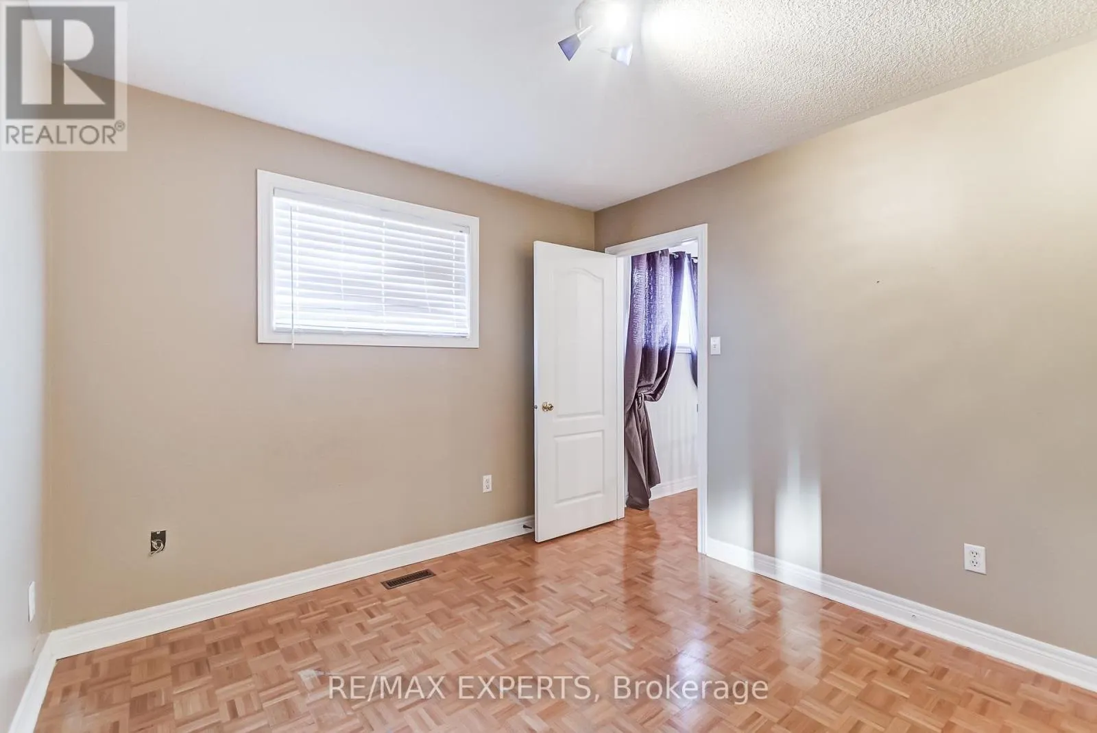 8 PINE HOLLOW CRESCENT