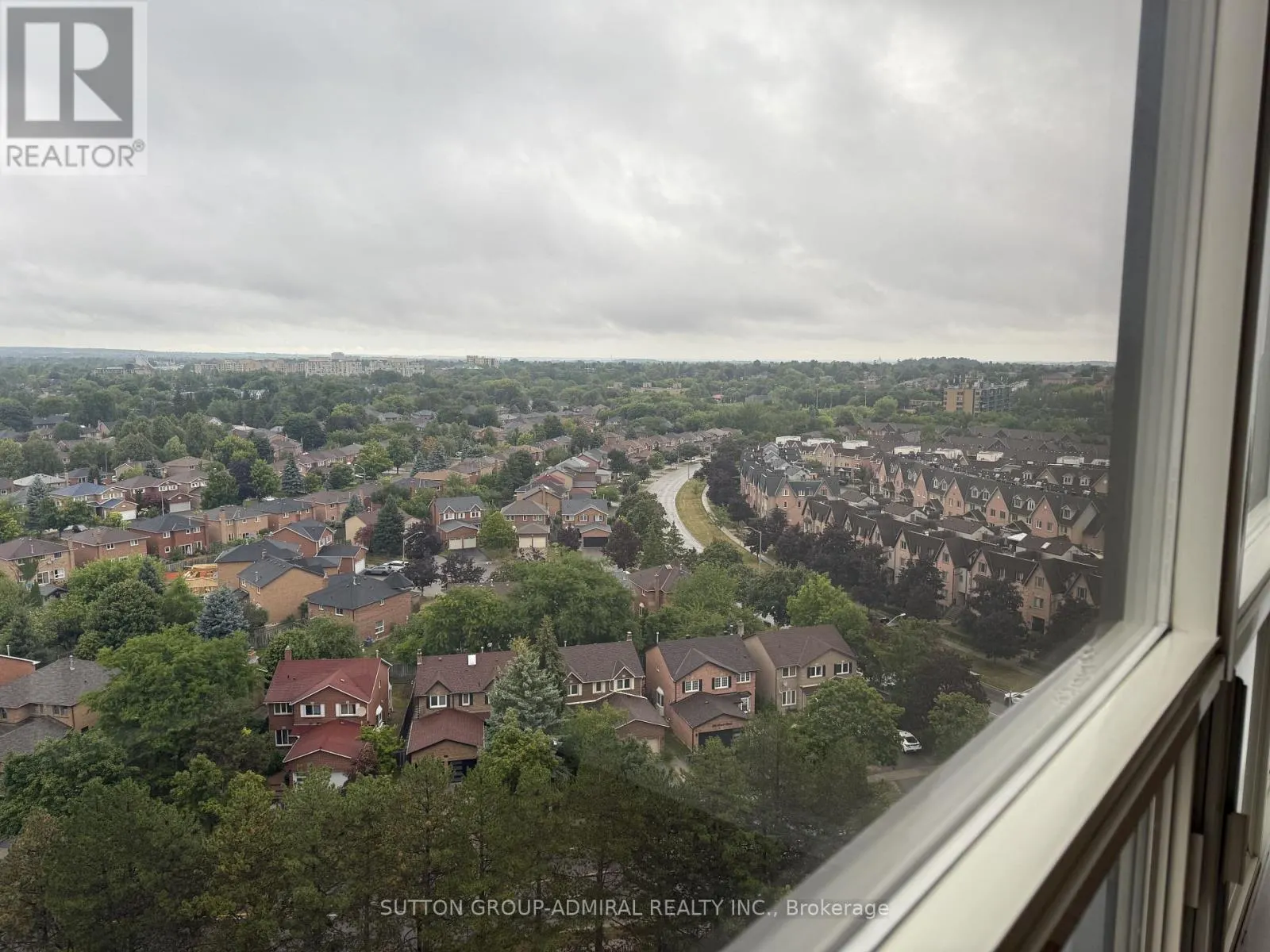 PH27 - 32 CLARISSA DRIVE
