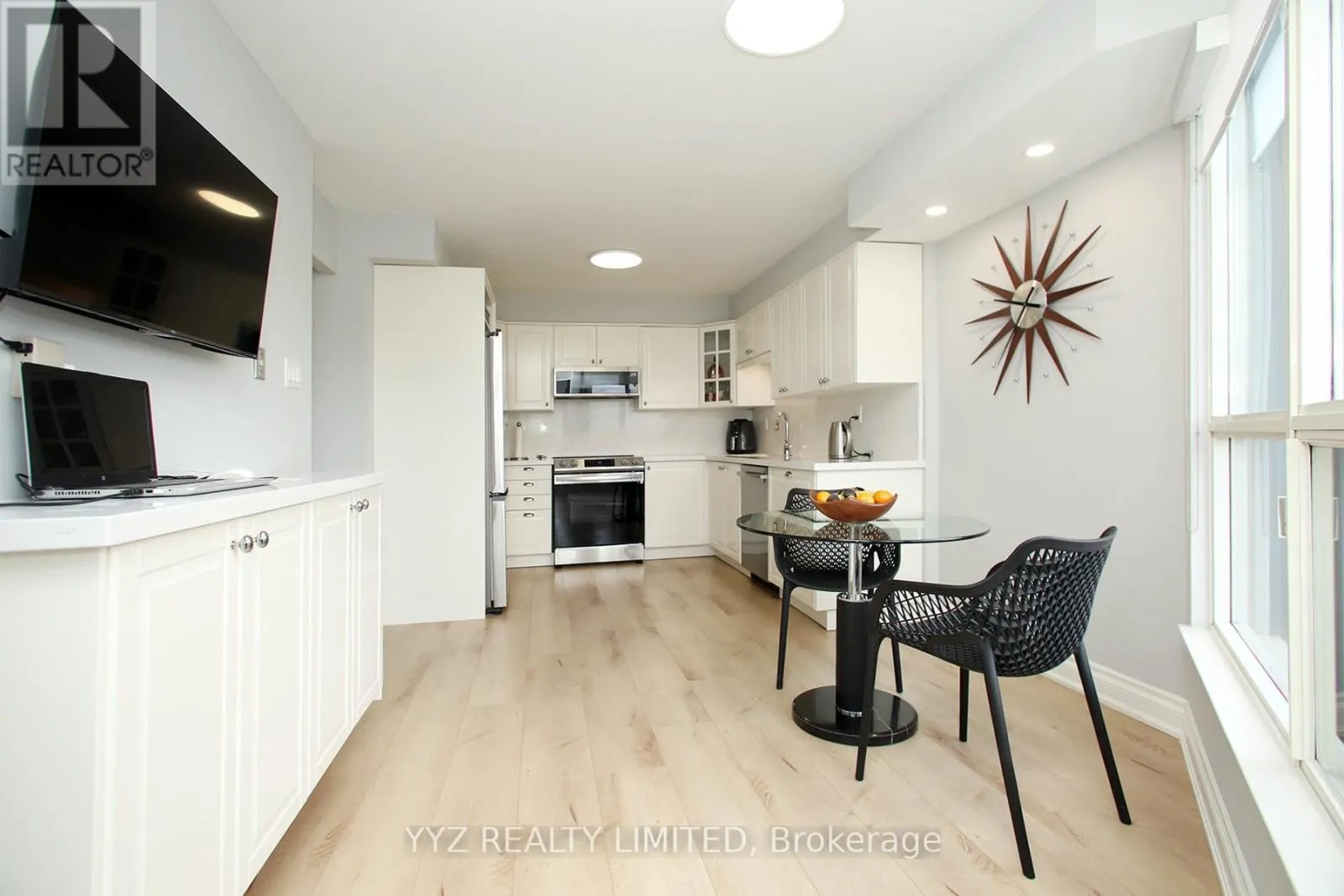 407 - 1 CLARK AVENUE W