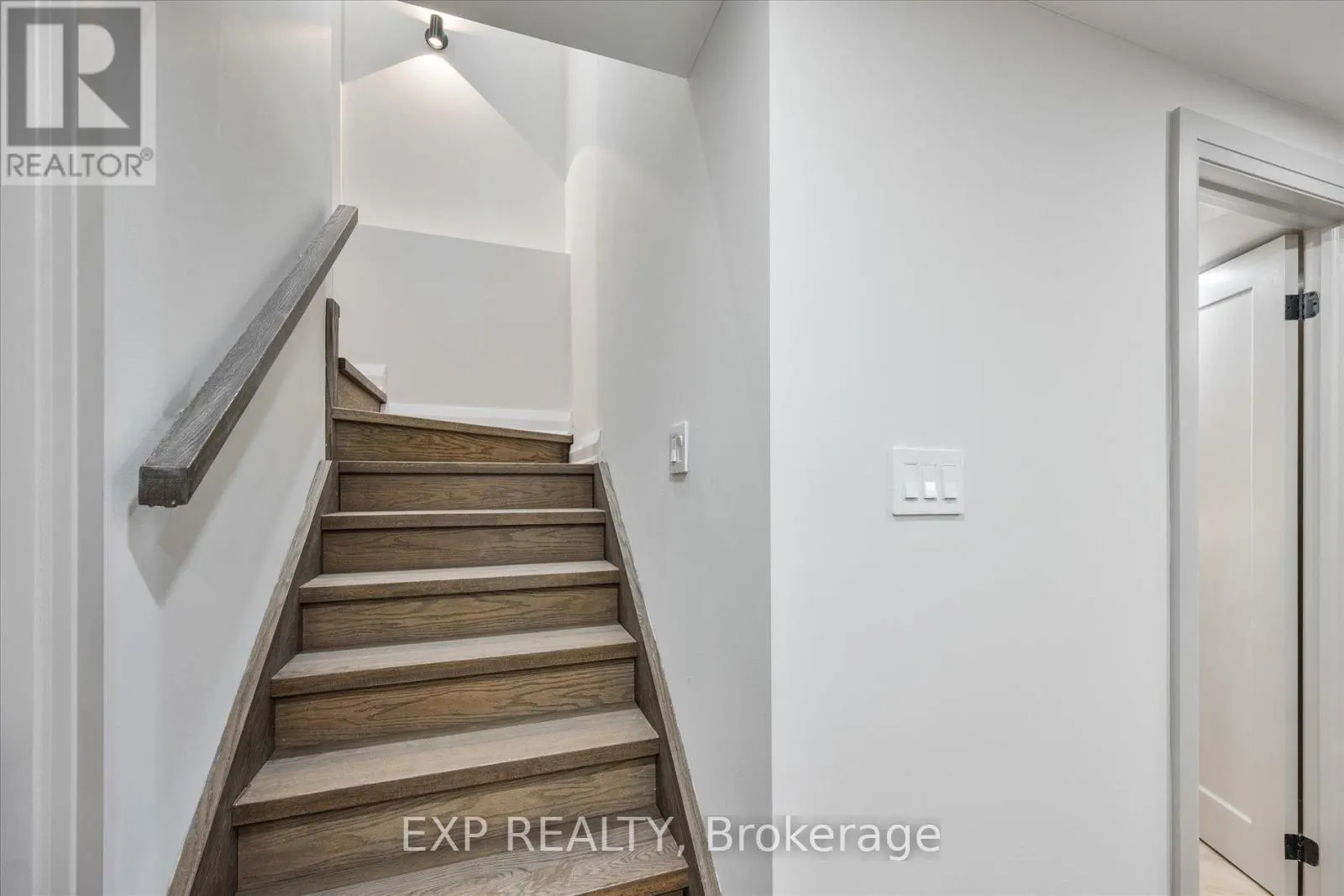 10 STRATFORD DRIVE