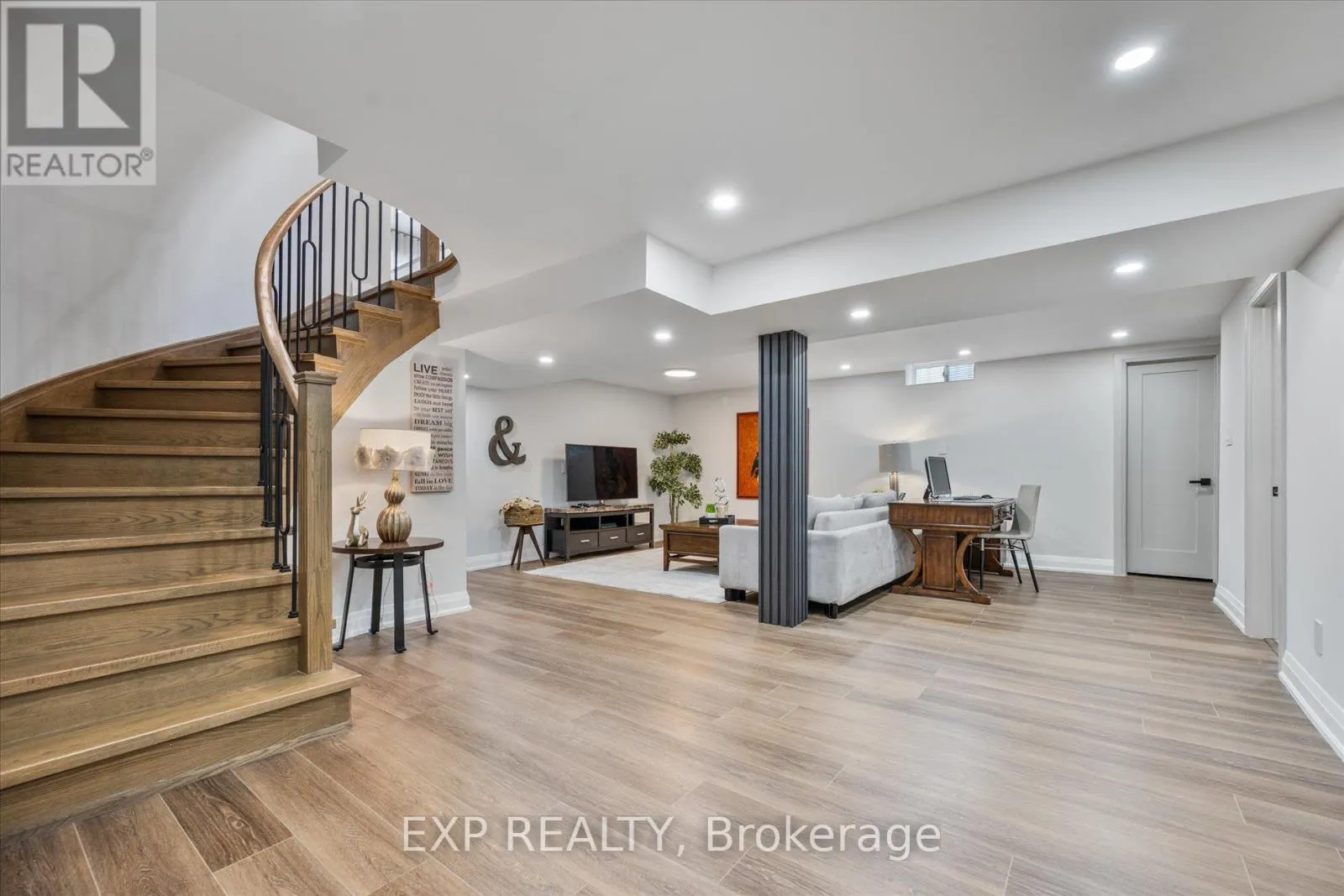 10 STRATFORD DRIVE