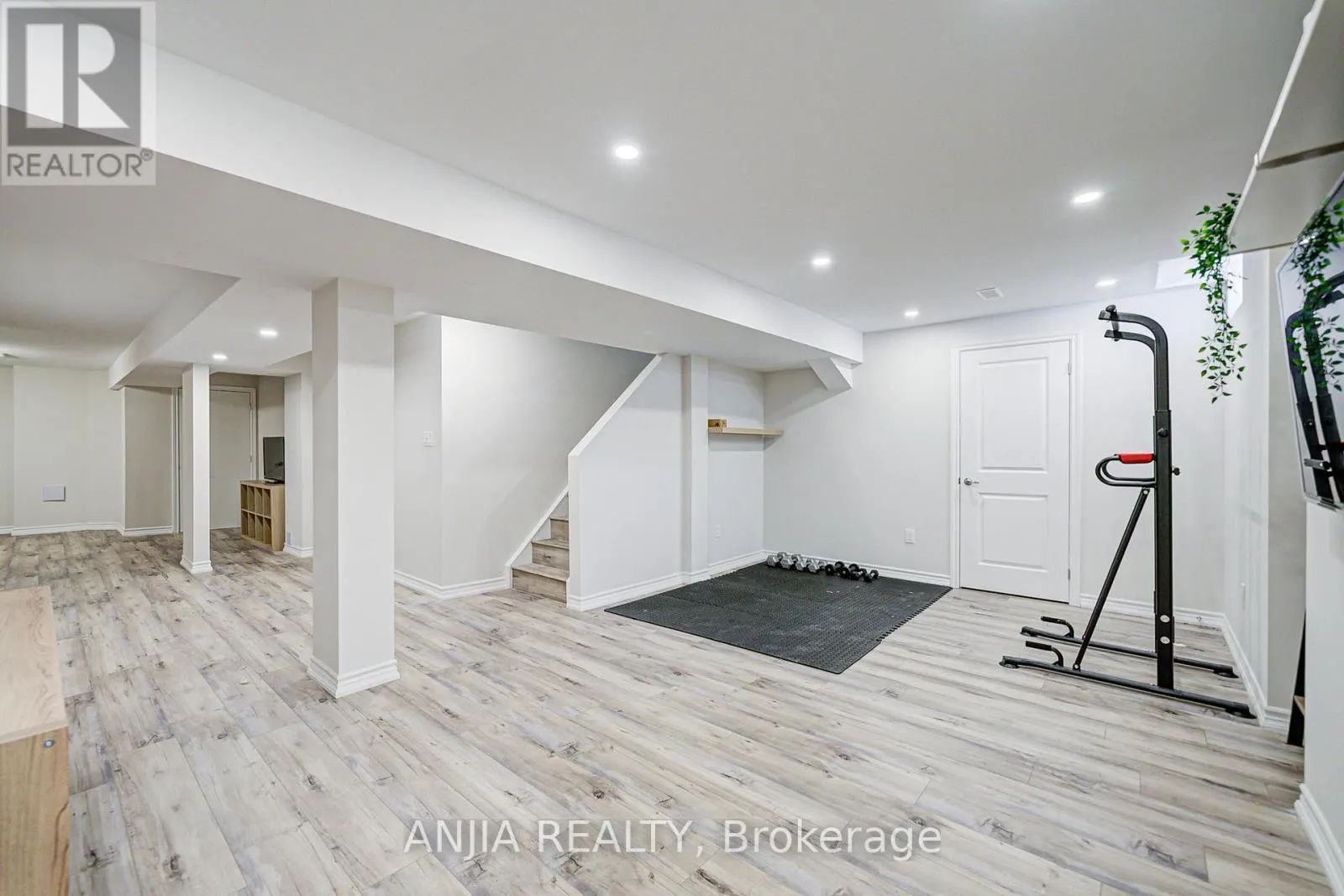 54 RAINBOW VALLEY CRESCENT