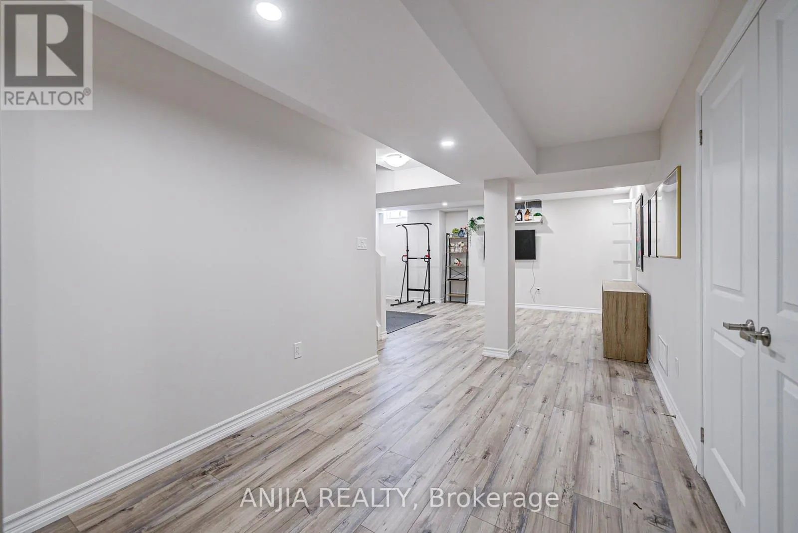 54 RAINBOW VALLEY CRESCENT
