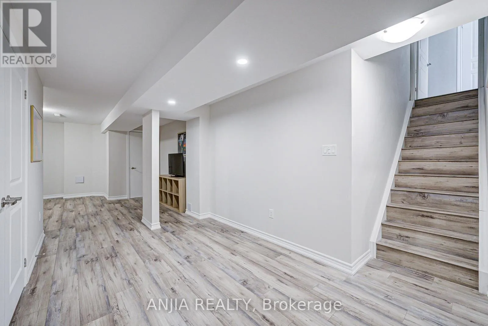 54 RAINBOW VALLEY CRESCENT