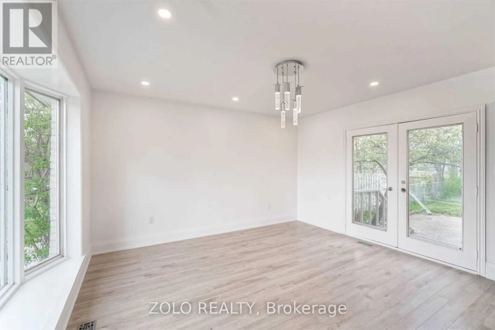 525 LYNETT CRESCENT