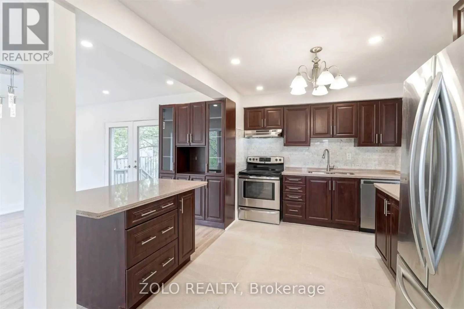 525 LYNETT CRESCENT