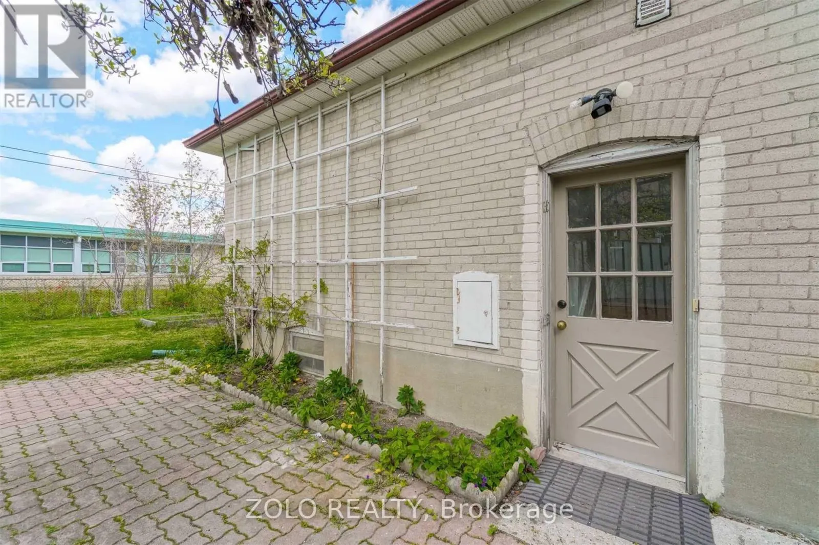 525 LYNETT CRESCENT
