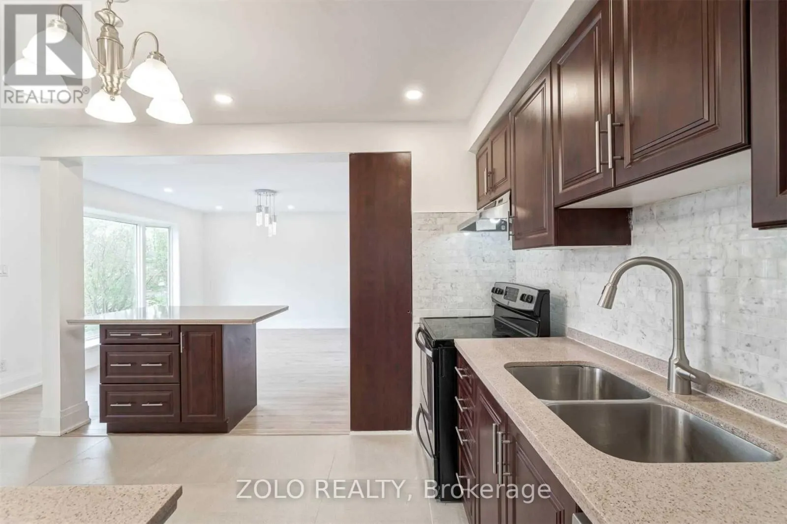 525 LYNETT CRESCENT