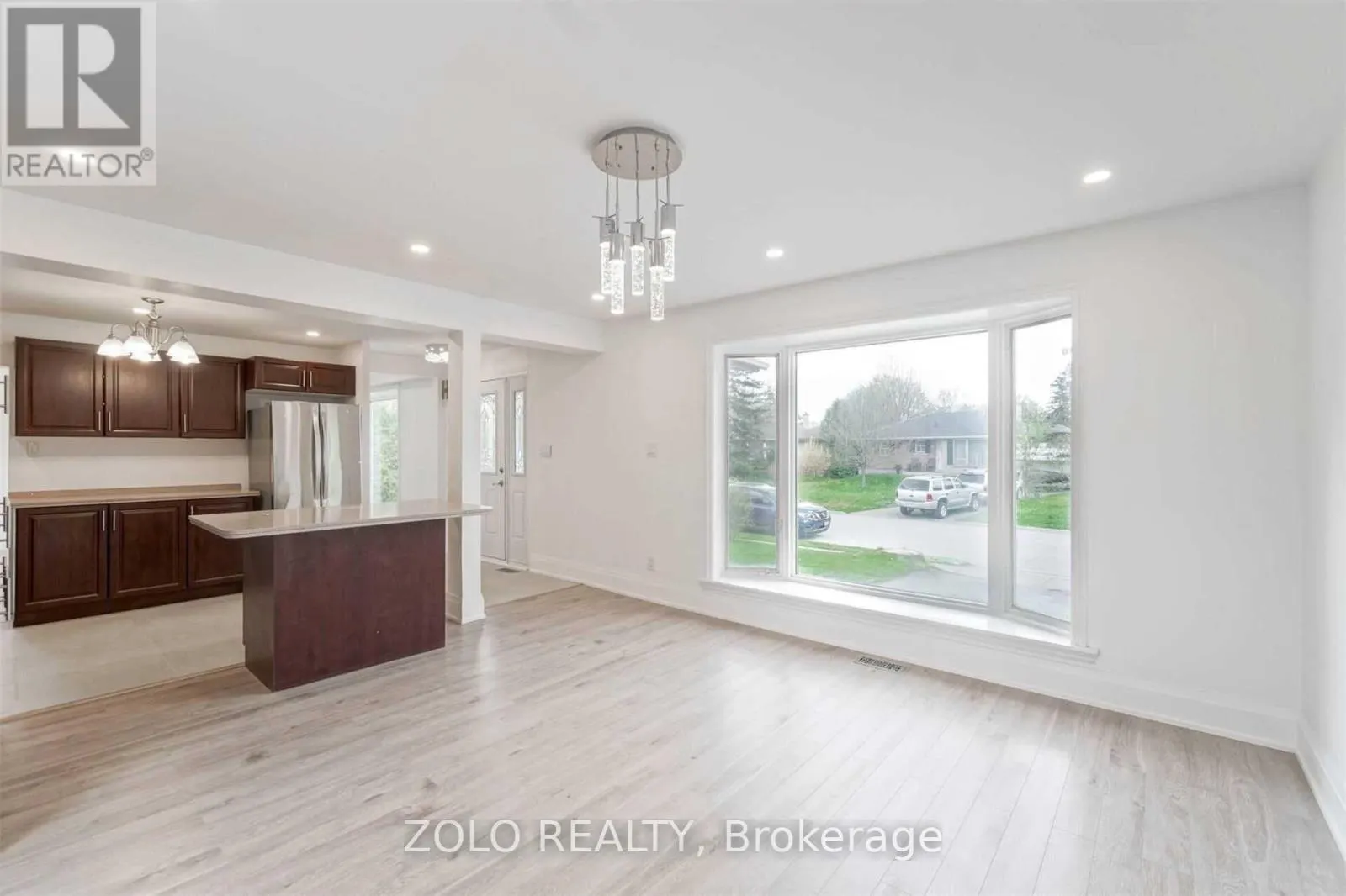 525 LYNETT CRESCENT