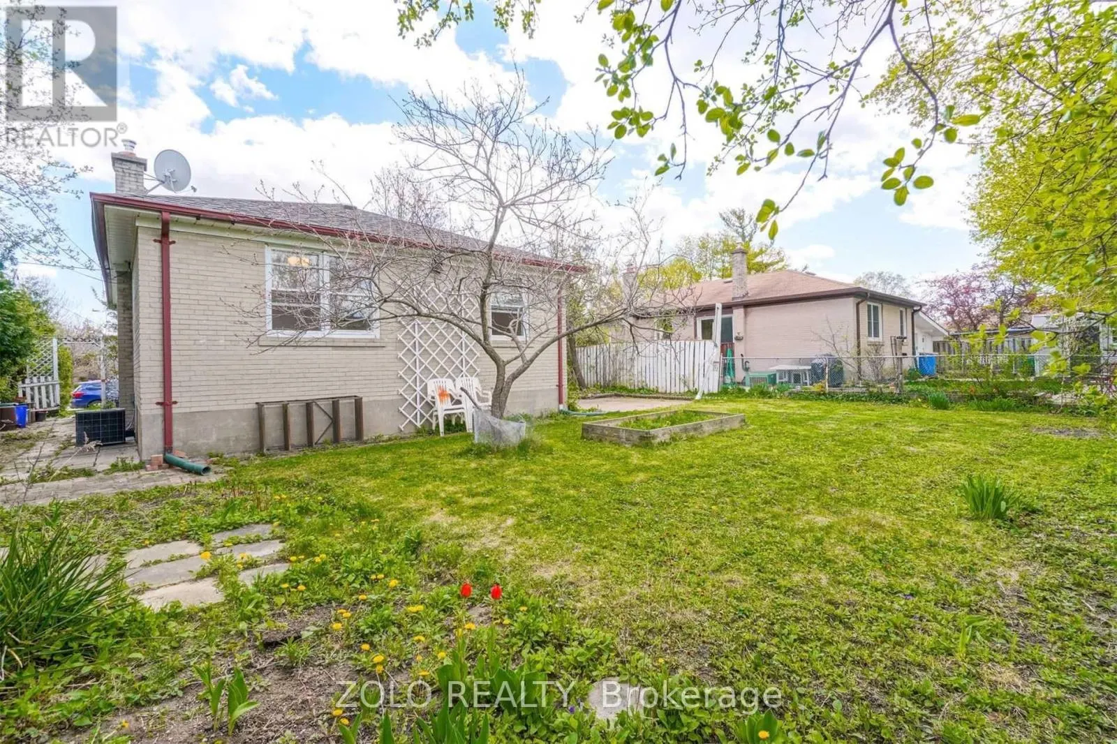 525 LYNETT CRESCENT