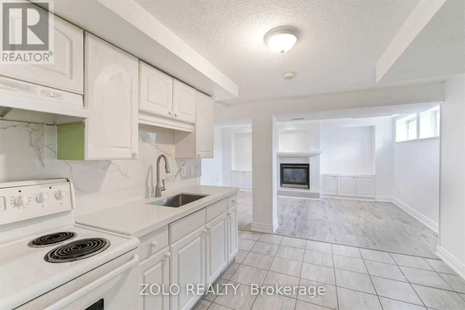 525 LYNETT CRESCENT