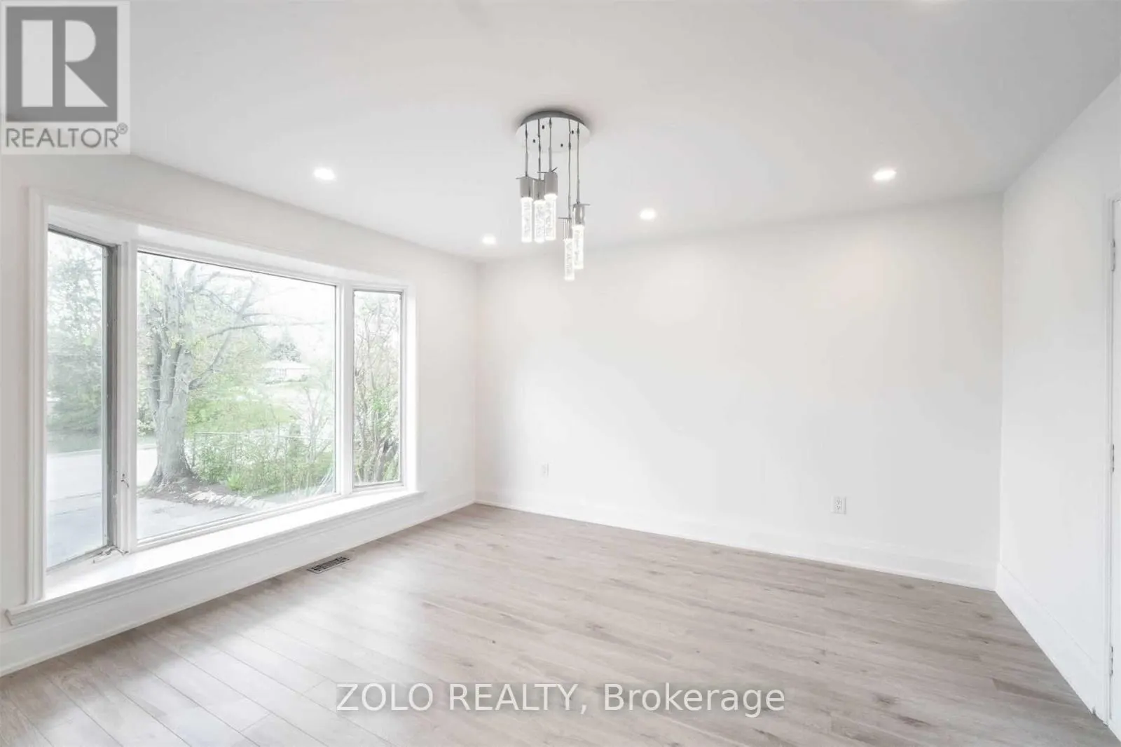 525 LYNETT CRESCENT