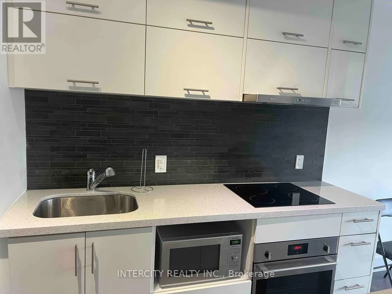 J1103 - 8081 BIRCHMOUNT ROAD