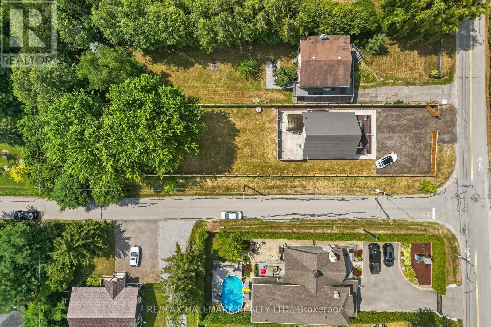 941 LAKE DRIVE N