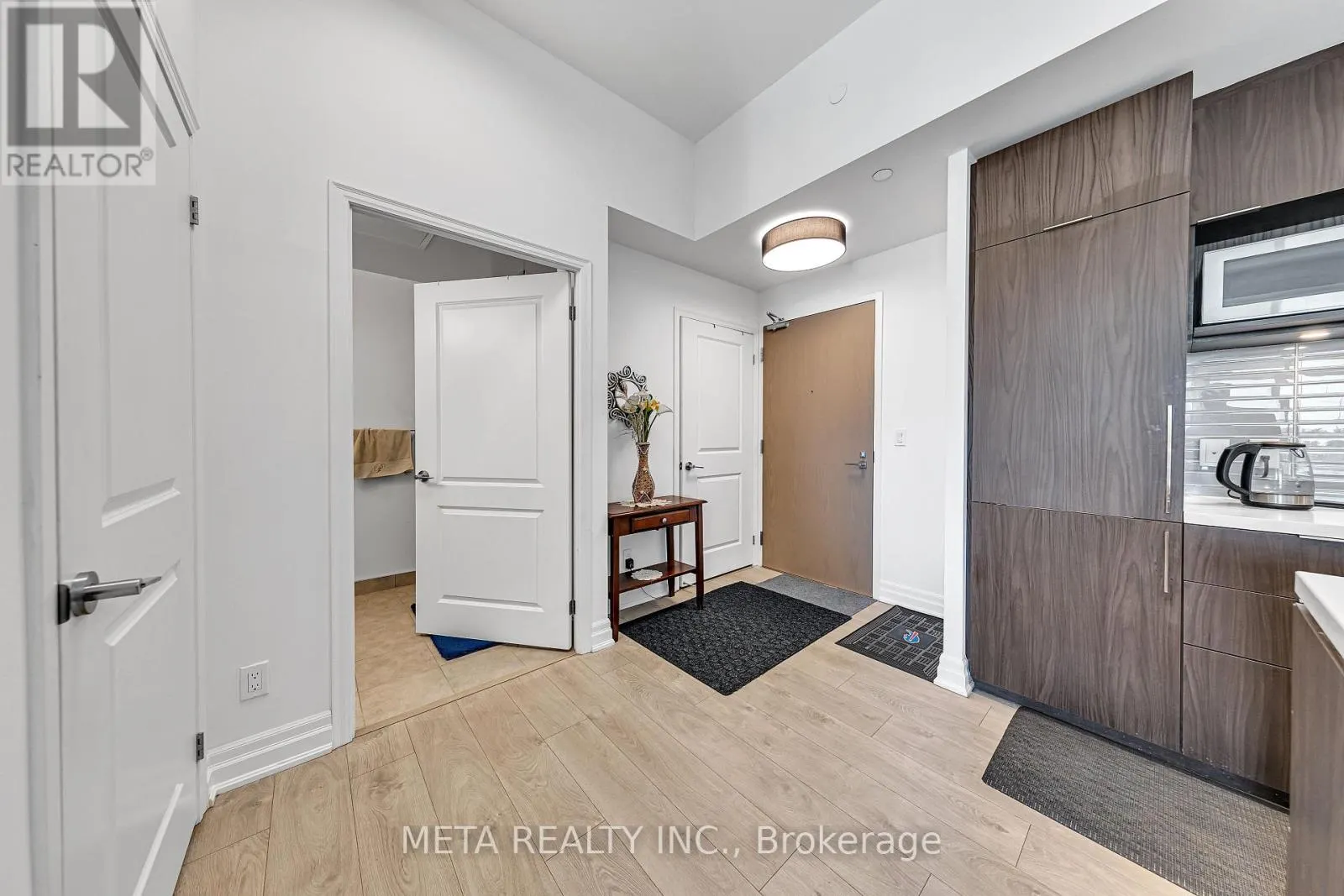 408 - 8 ROUGE VALLEY DRIVE W