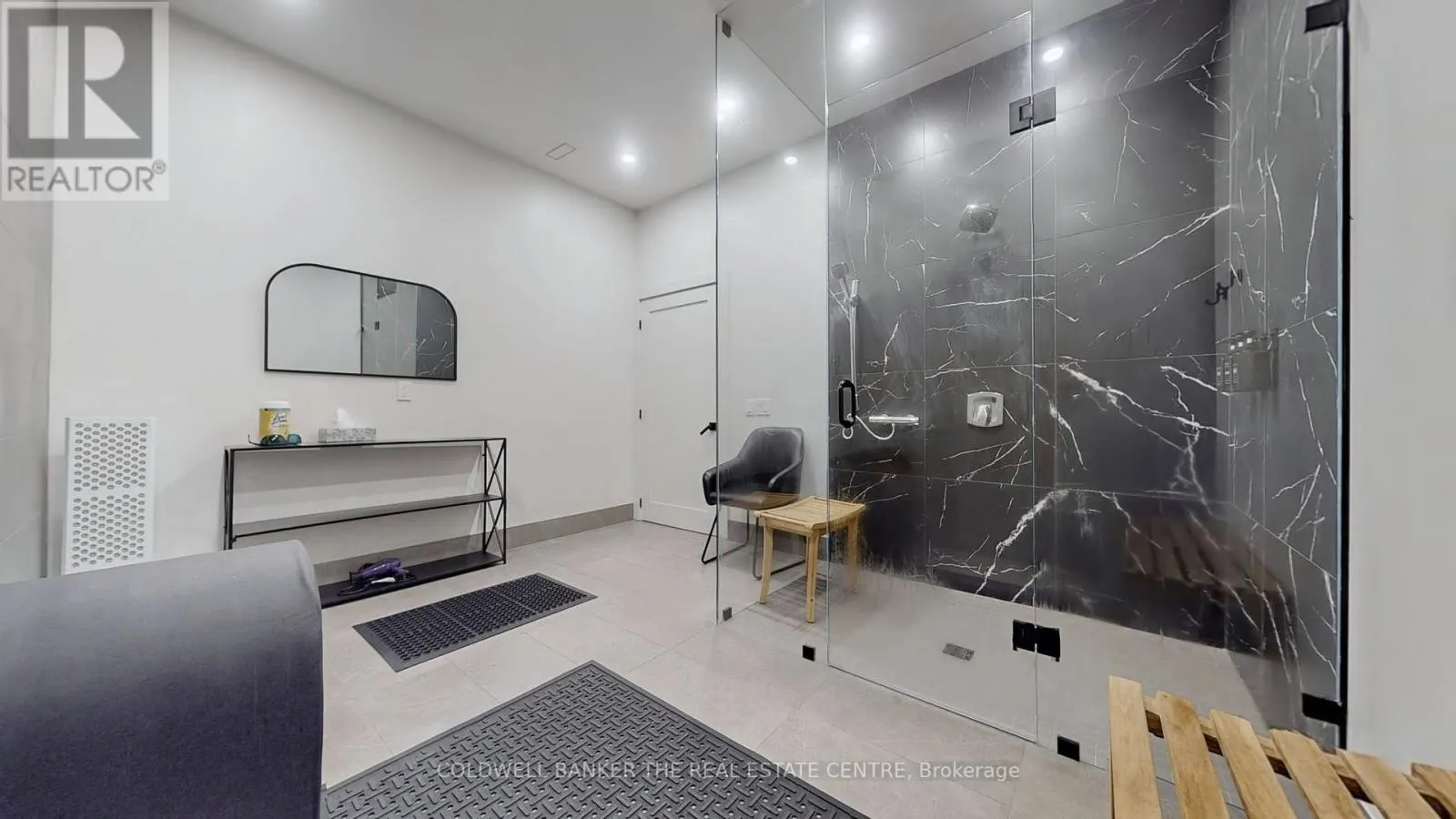 543 THE QUEENSWAY S