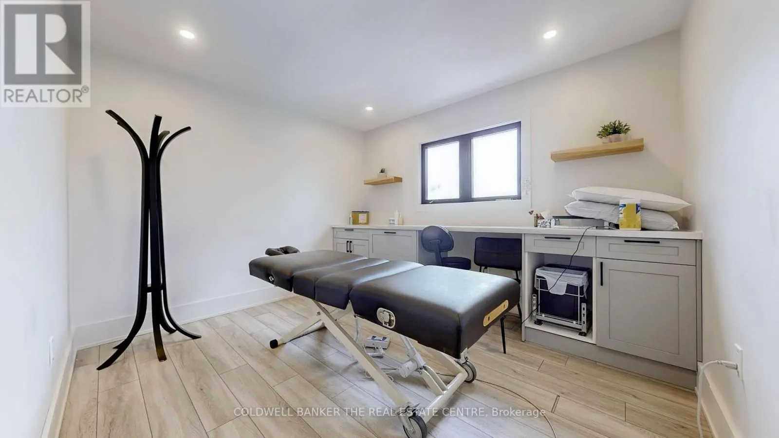 543 THE QUEENSWAY S