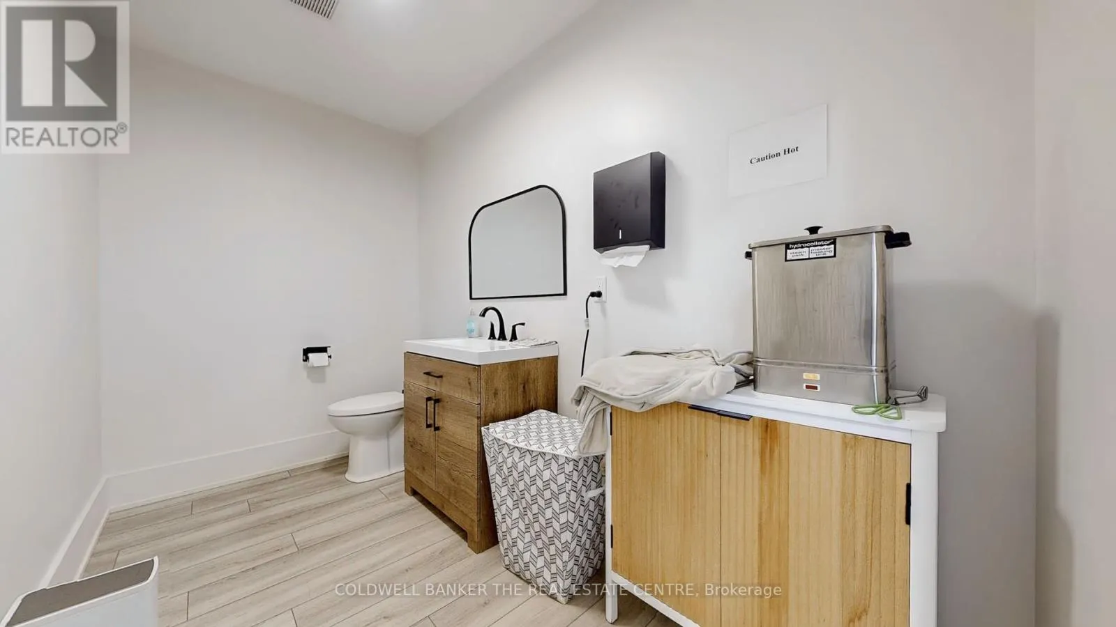 543 THE QUEENSWAY S