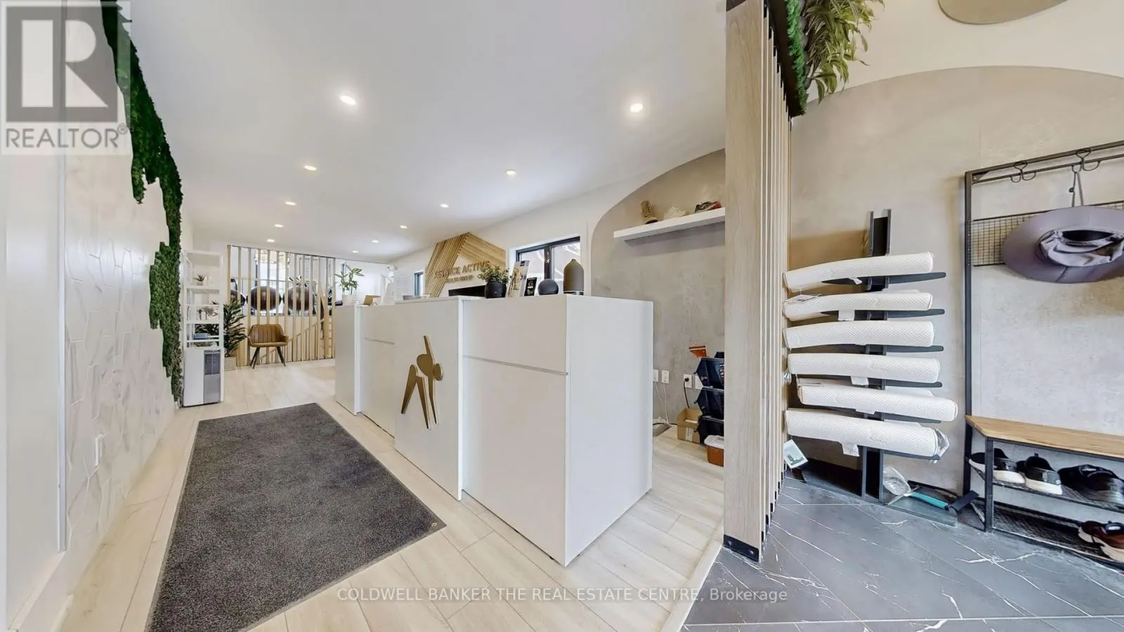 543 THE QUEENSWAY S