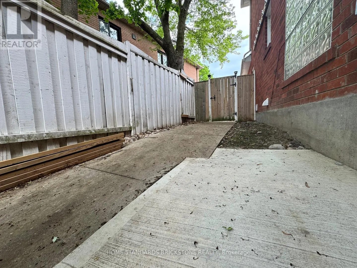 LOWER LEVEL - 293 NARINIA CRESCENT