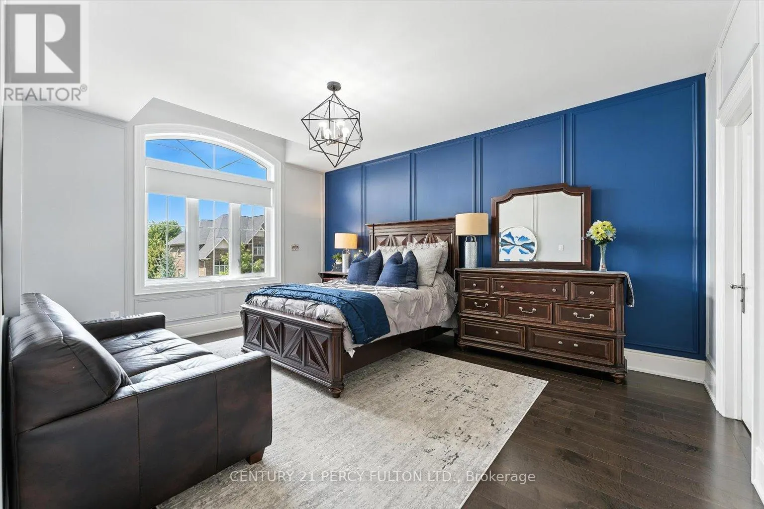 13 COUNTRY CLUB CRESCENT