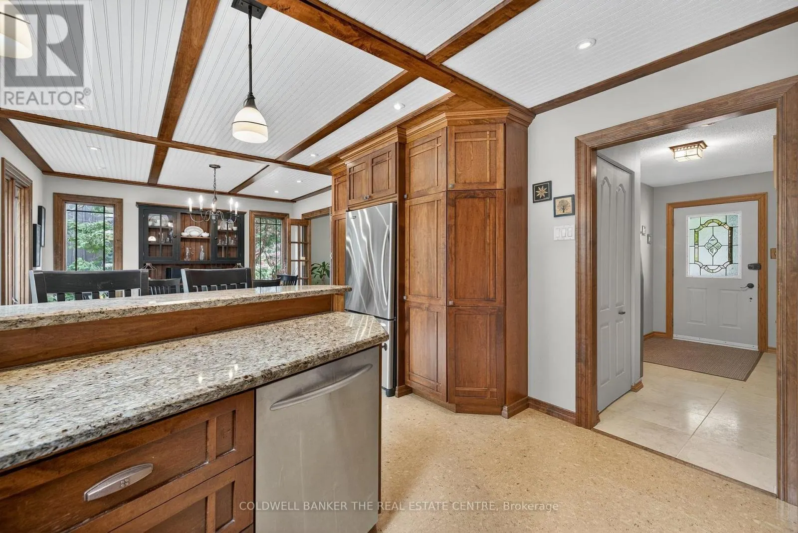 869 MAGNOLIA AVENUE