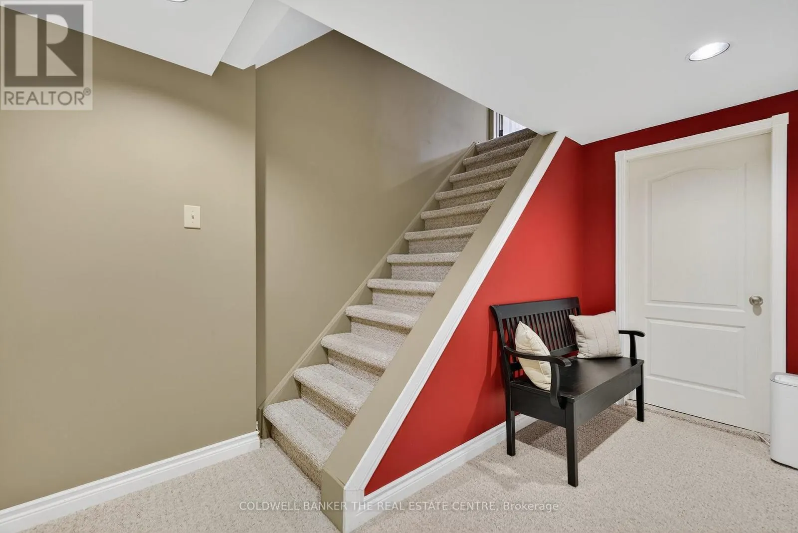 869 MAGNOLIA AVENUE