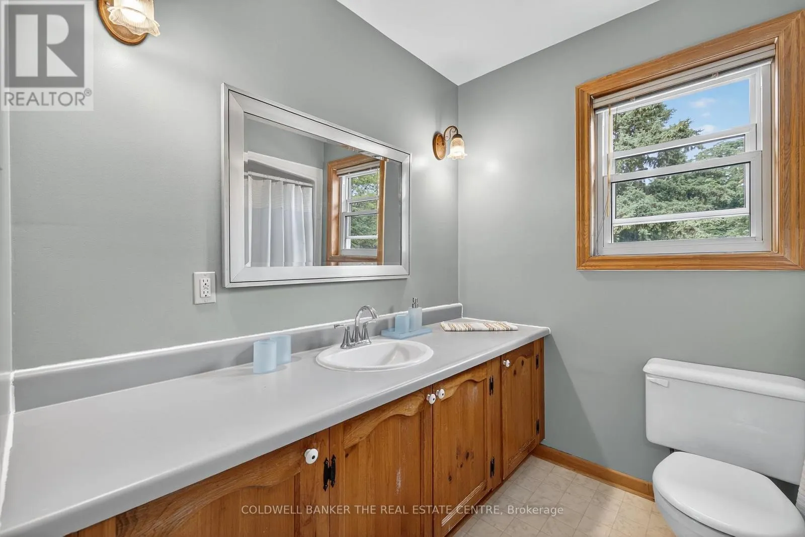 869 MAGNOLIA AVENUE