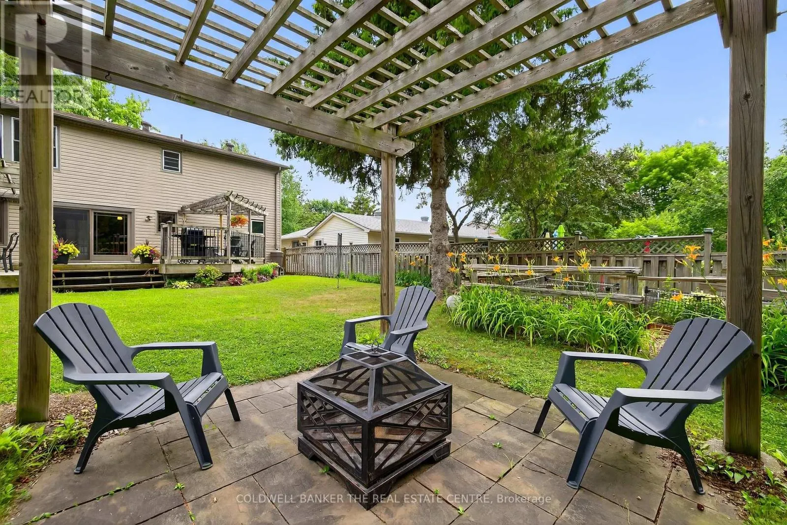 869 MAGNOLIA AVENUE