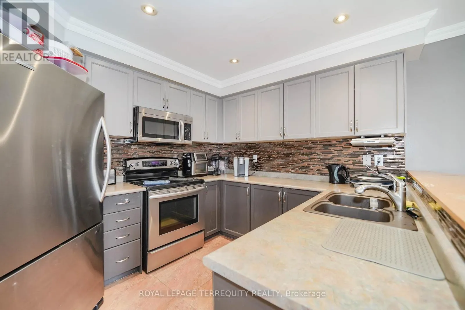 9027 YONGE STREET